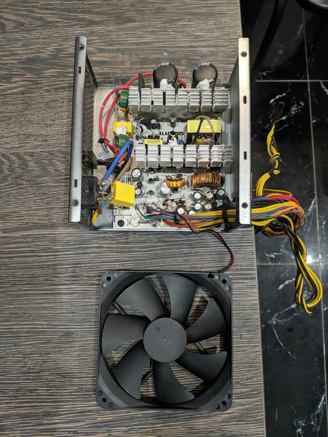неисправный блок питания пк, кулер для блока питания, блок питания gigabyte atx 400w gz-ebs40n-c3, блок питания huntkey balance king 5000 500w, компьютерный блок питания