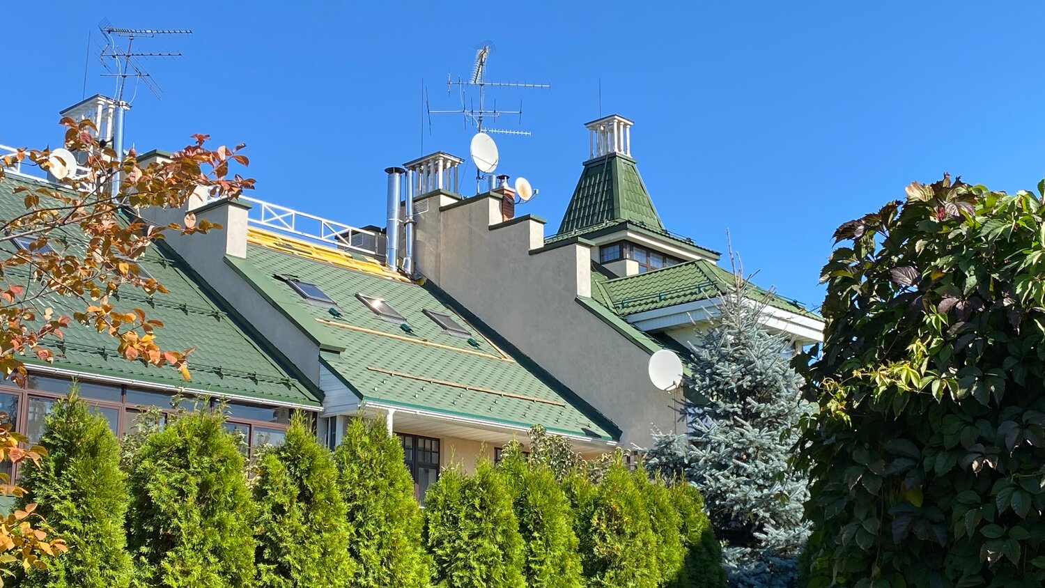 на крыше дома, загородный дом, здание, тегола нордик зеленый, кровли