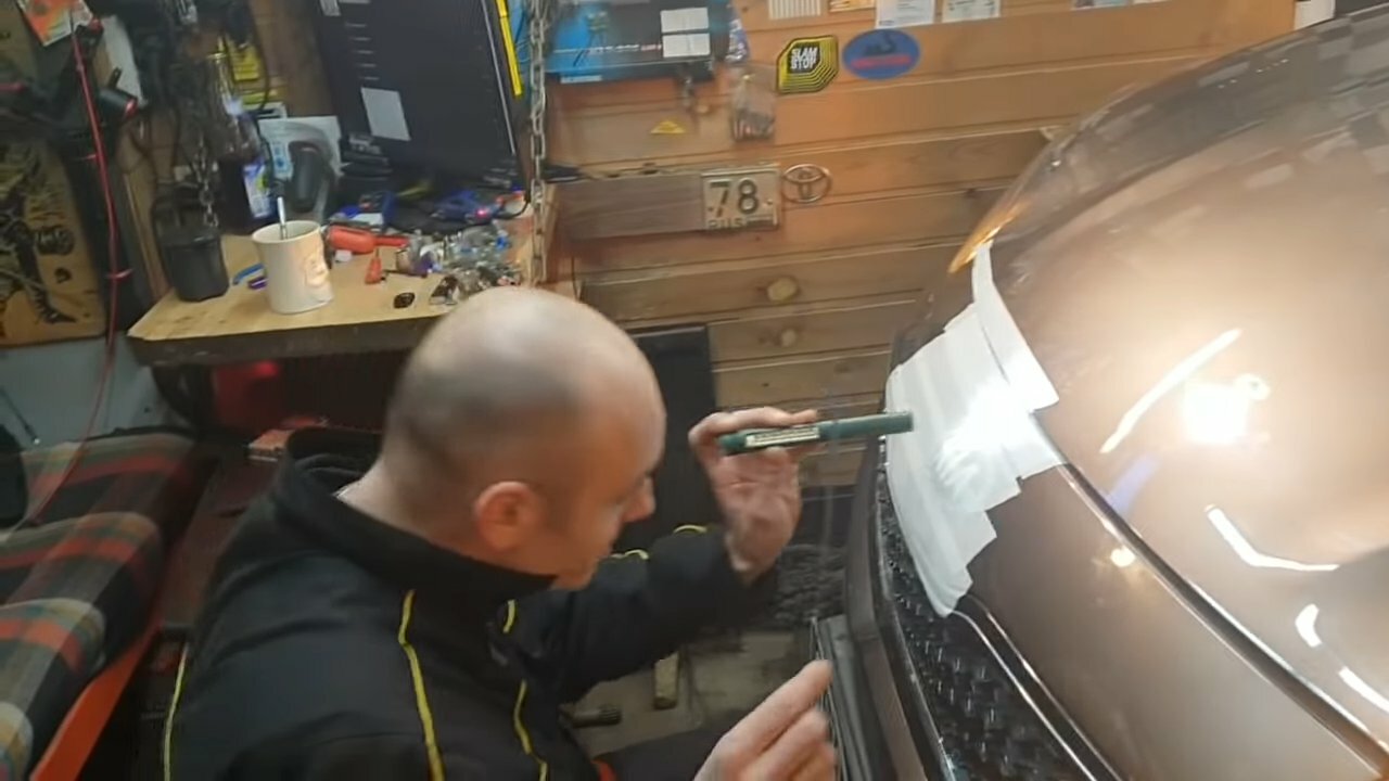 Вскрытие капота автомобиля