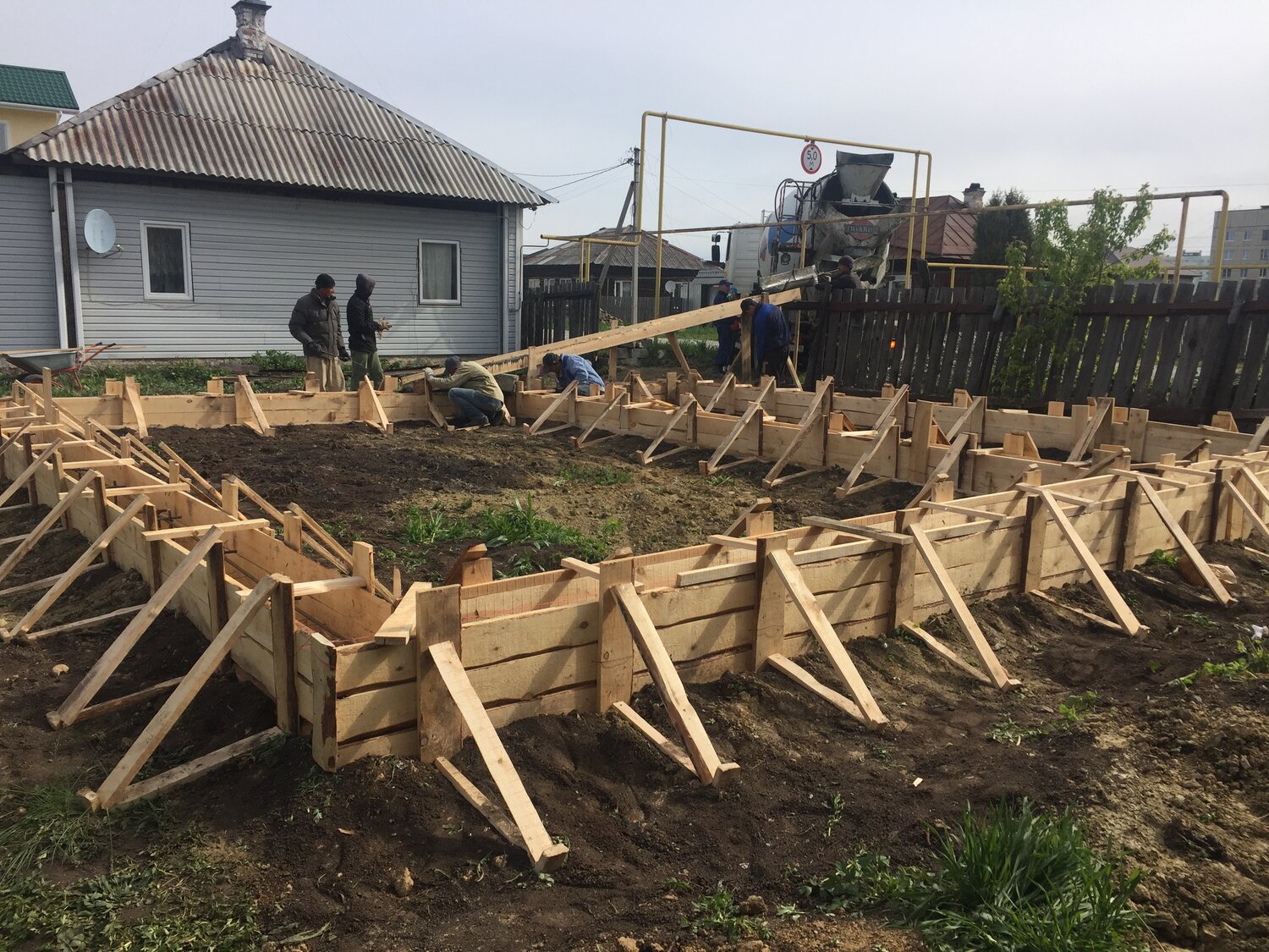 опалубка под фундамент, опалубка для ленточного фундамента, опалубка для фундамента своими руками из досок, опалубка для фундамента, опалубка для фундамента для дачного домика