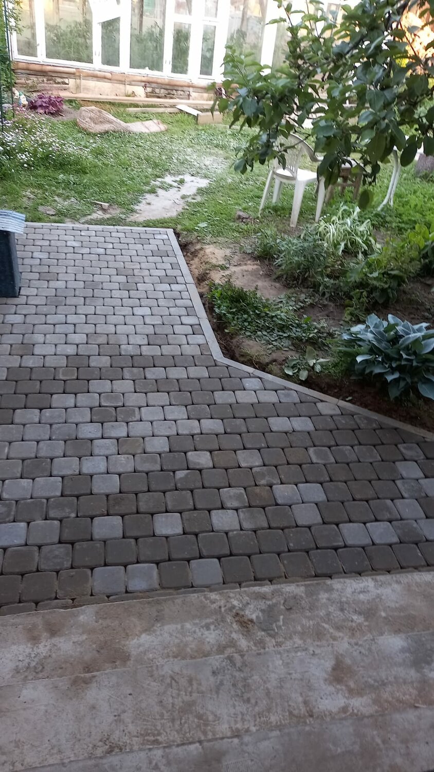 брусчатка песчаник ростовского состаренная, серая тротуарная плитка во дворе, брусчатка во дворе, мощение брусчаткой, тротуарная плитка брусчатка