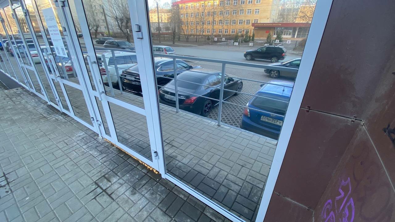 автомобиль, витринное остекление, остекление, аренда помещения, торговое помещение