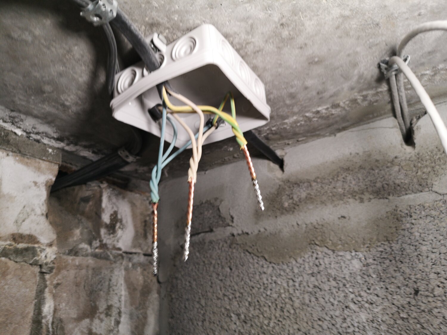 монтаж электропроводки, распред коробка соединение провода, электропроводка, замена электропроводки, монтаж проводки