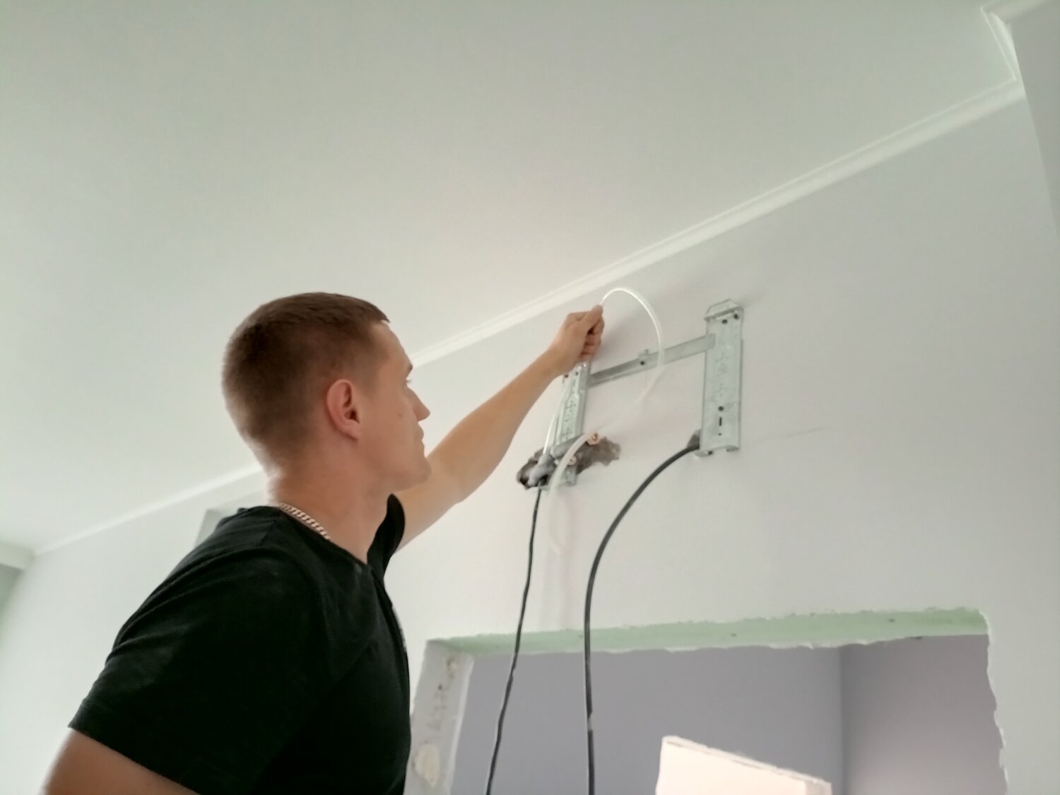монтаж, монтаж электропроводки в доме, электрика монтаж, потолок, электромонтажные работы