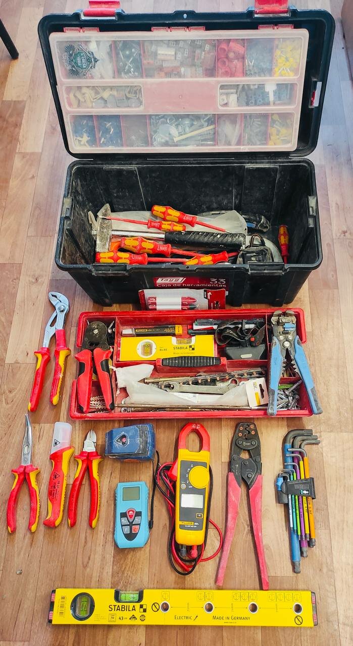 инструменты для электрика, инструменты для монтажа электропроводки, инструменты для электромонтажных работ, комплект инструментов, набор инструментов для электрика