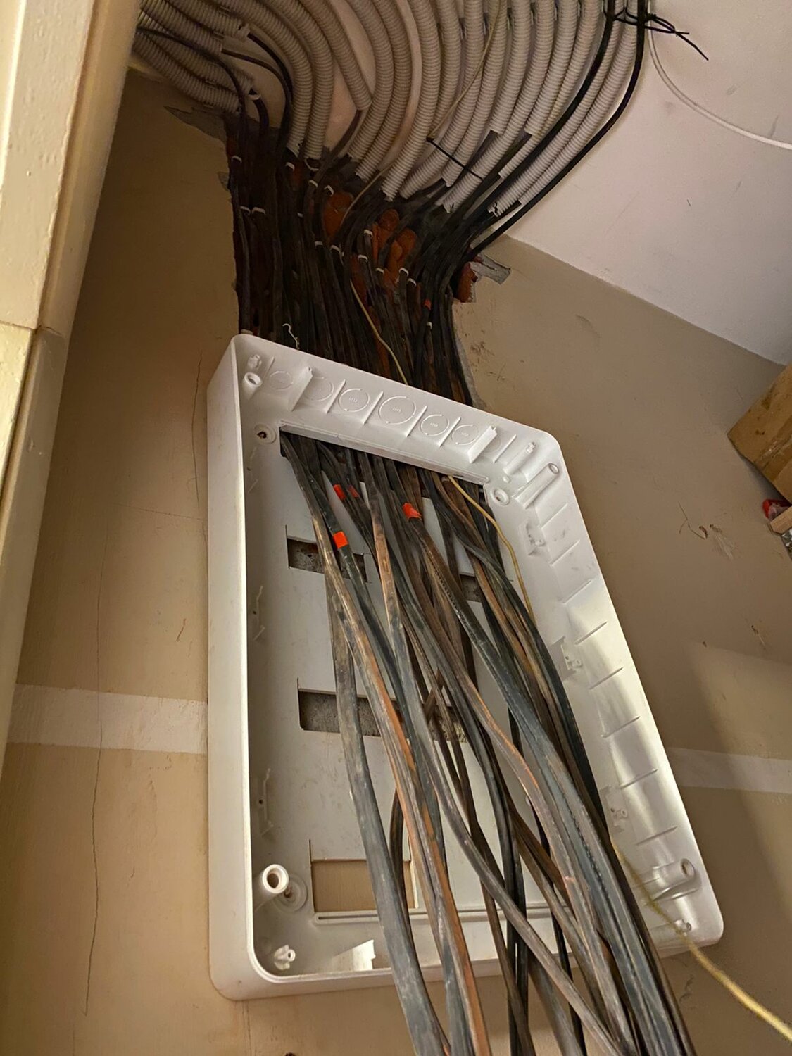 прокладка электропроводки, монтаж электропроводки, прокладка кабеля, электропроводка, замена электропроводки