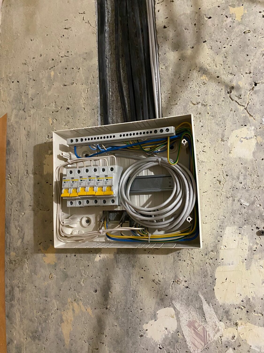 распределительный щит для электропроводки, монтаж электрощита, электромонтажные работы, услуги электрика, электрика в квартире