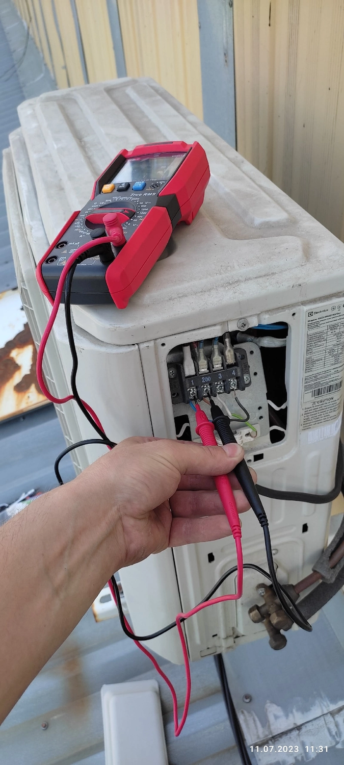 аккумулятор автомобиля, мультиметр r380222, мультиметр замер напряжения 12 вольт, мультиметр se8280, цифровой мультиметр aneng m118a