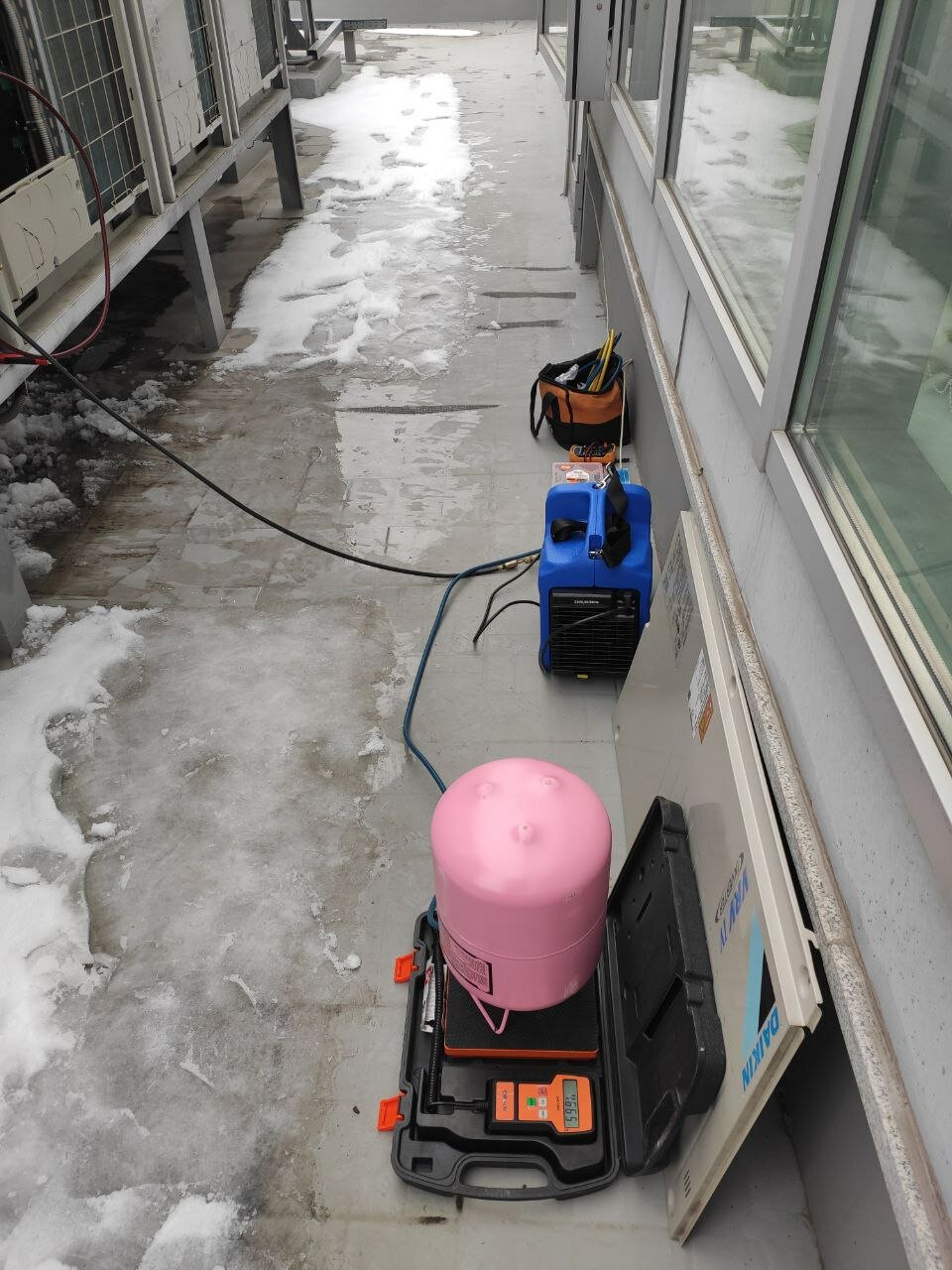 техника, заправка фреона в vrf систему, кондиционер, тепловой насос из кондиционера, обслуживание сплит систем