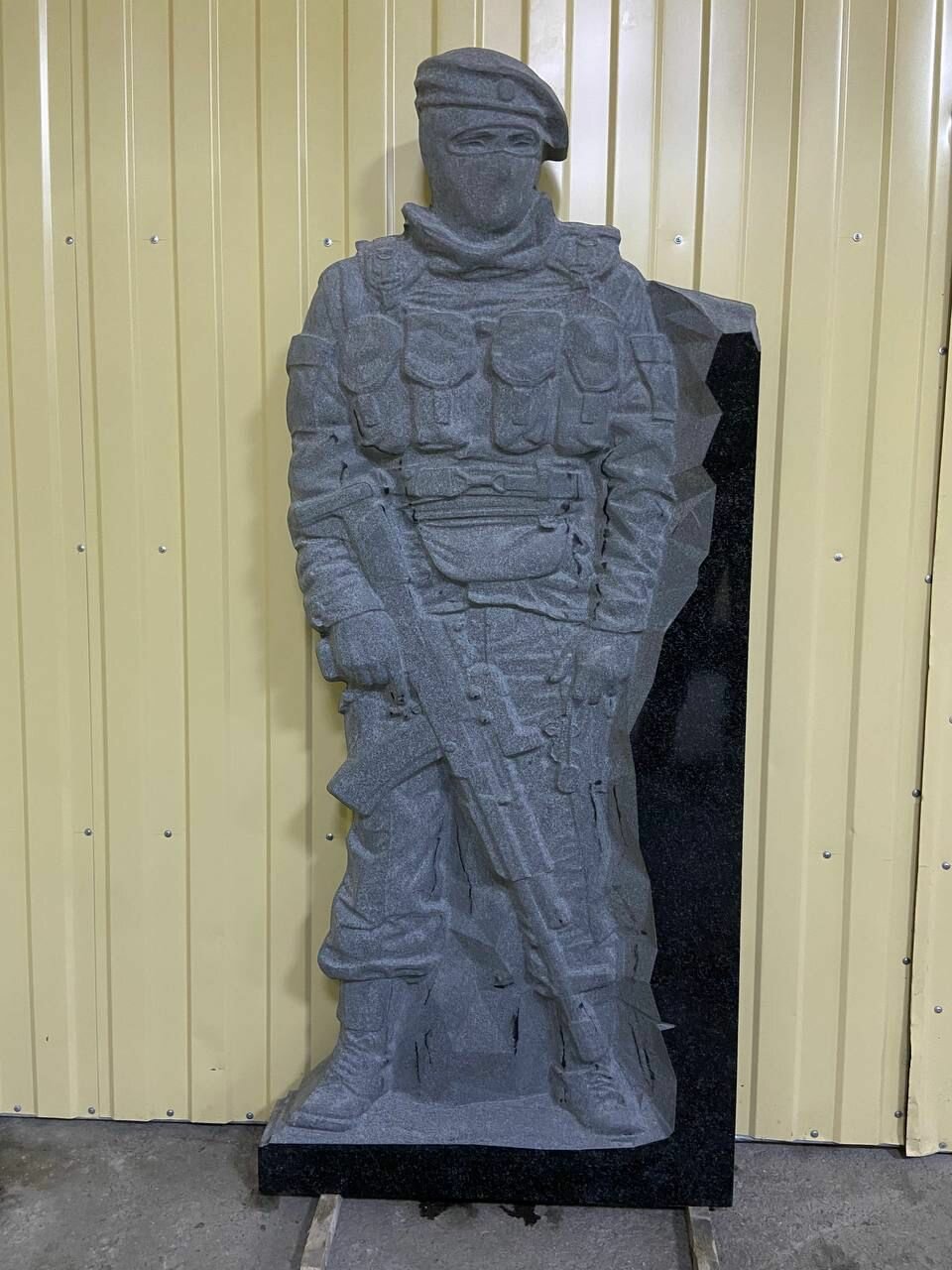 памятник, скульптура солдата, памятник солдатам, гранитный памятник, гранит памятник
