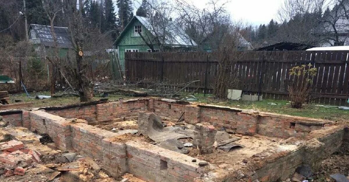 старый фундамент, раскопки фундамент, фундамент из кирпича для сарая, залить фундамент, фундамент дом на камнях
