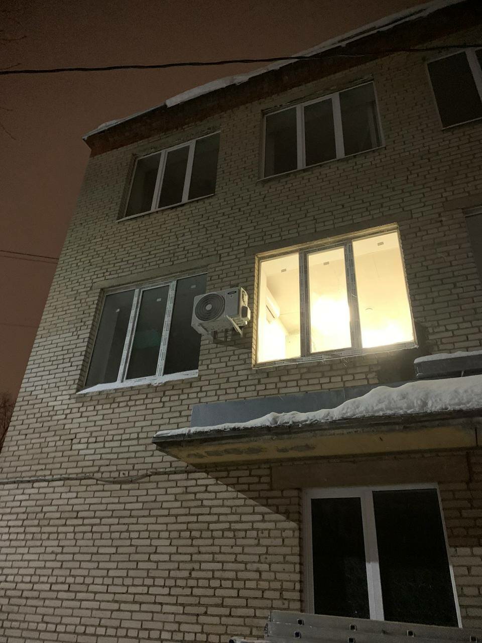 окно, мебель, многоквартирный дом, кондиционер в доме, установленный кондиционер