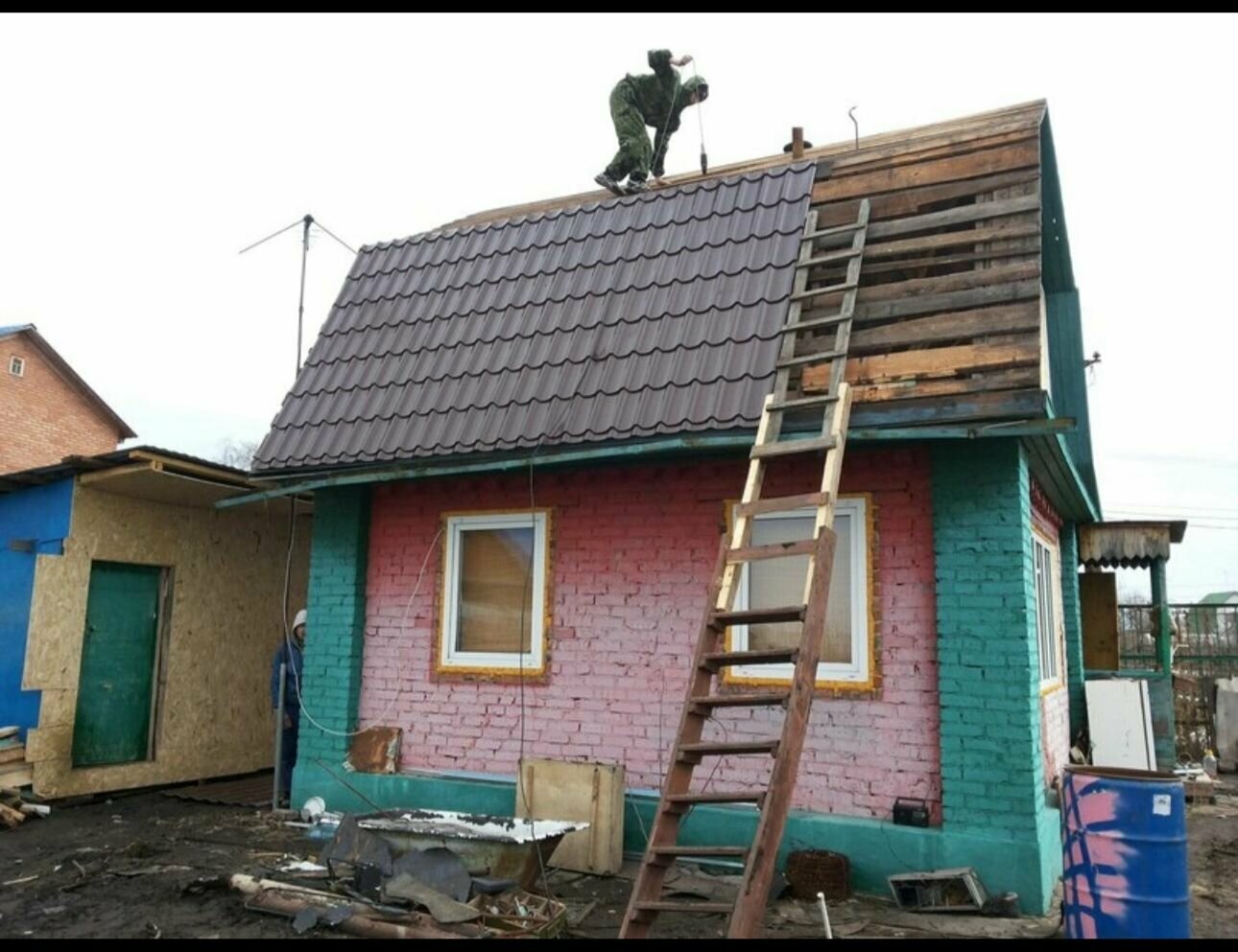 починка крыши дачного дома, монтаж кровли, ломаная крыша металлочерепица, шифер на крыше, мансардная крыша металлочерепица