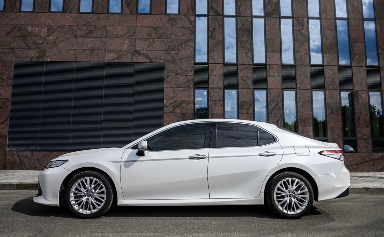 toyota camry viii xv 70, белая тойота камри, toyota camry, toyota camry 2018, Chrysler Sebring III