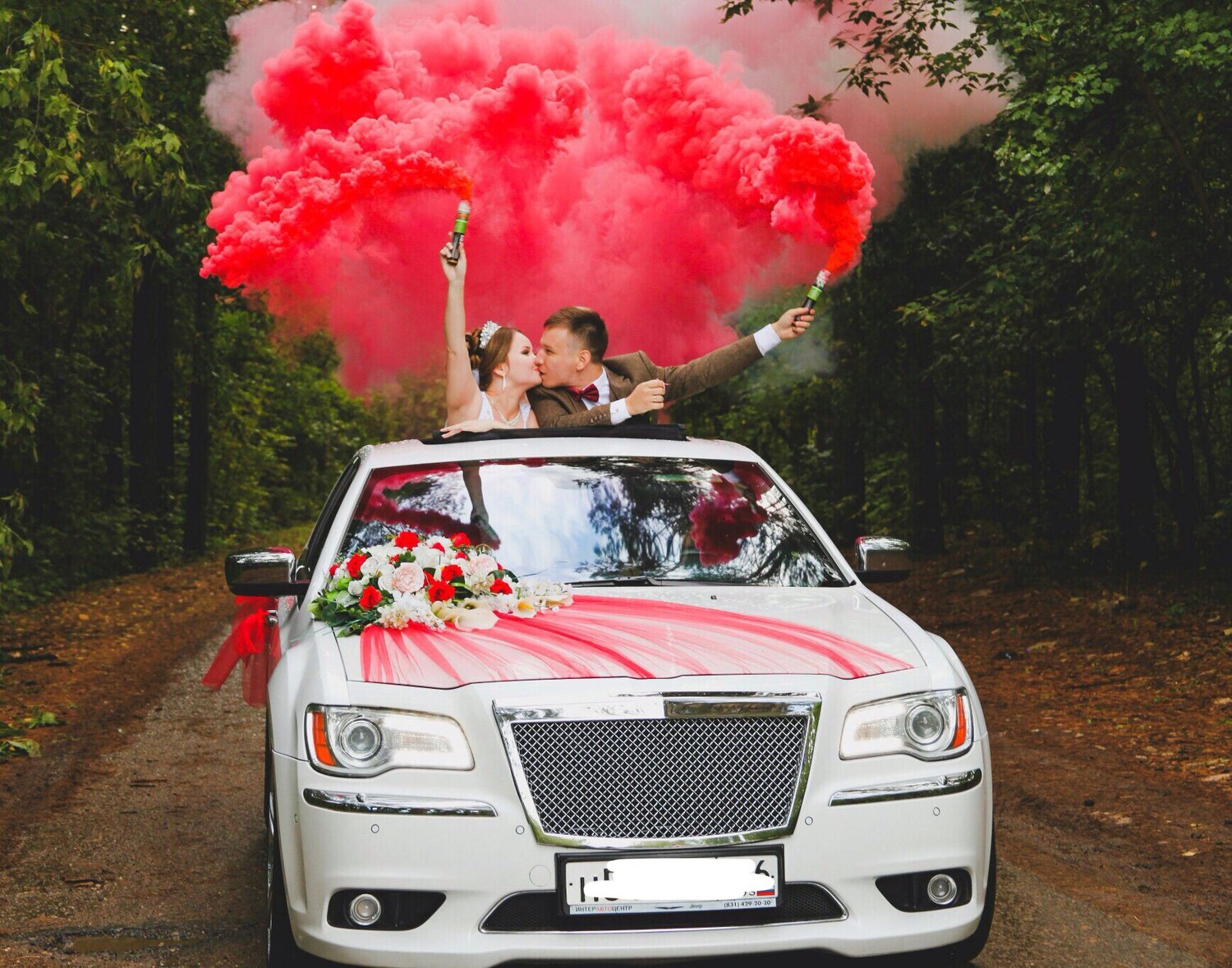 авто на свадьбу, цветной дым для фотосессии свадьбы, машины на свадьбу, свадебная фотосессия с цветным дымом, цветной дым из машины на свадьбе
