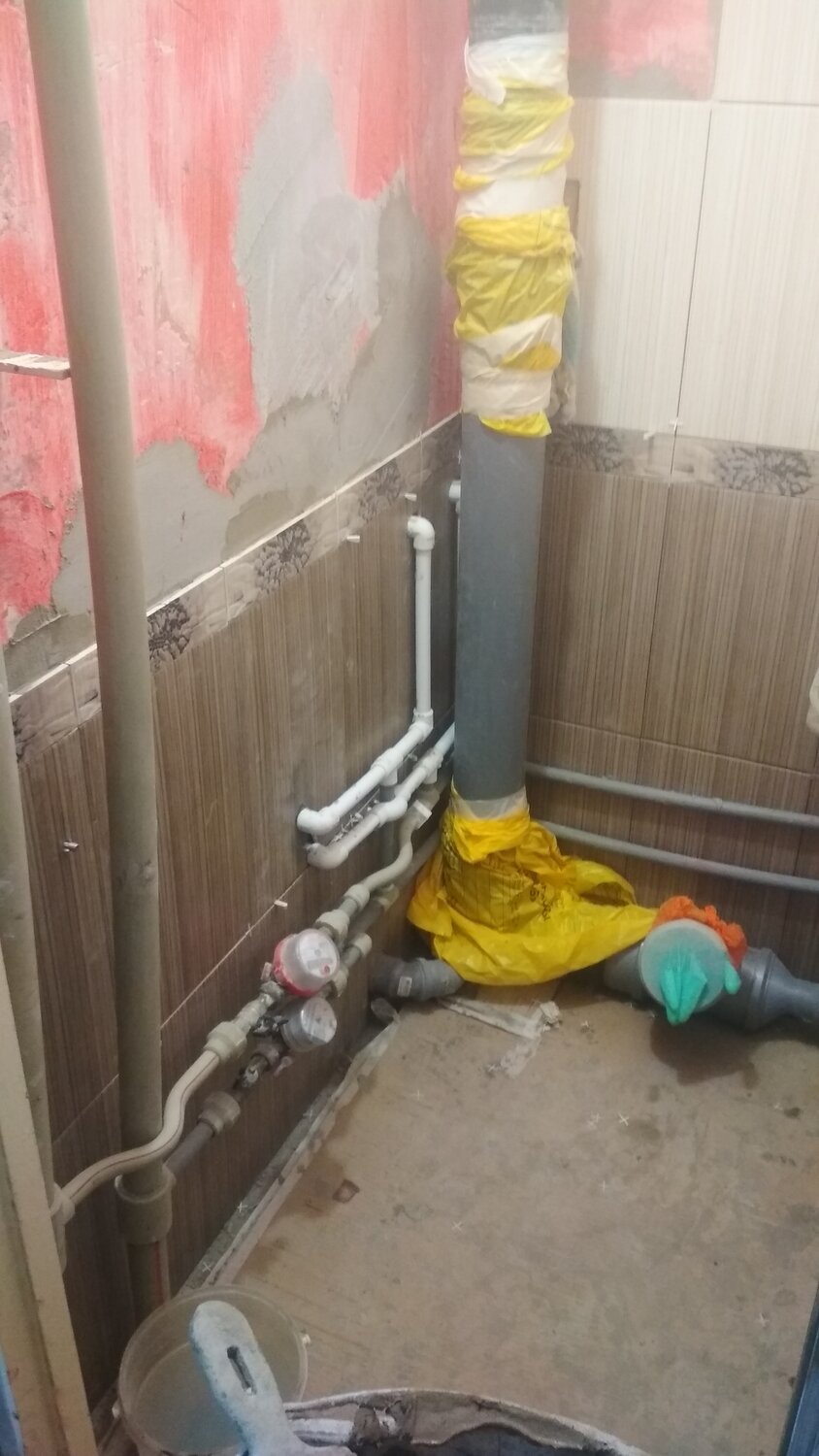канализационные трубы в квартире, стояки водоснабжения, разводка труб в ванной, разводка труб