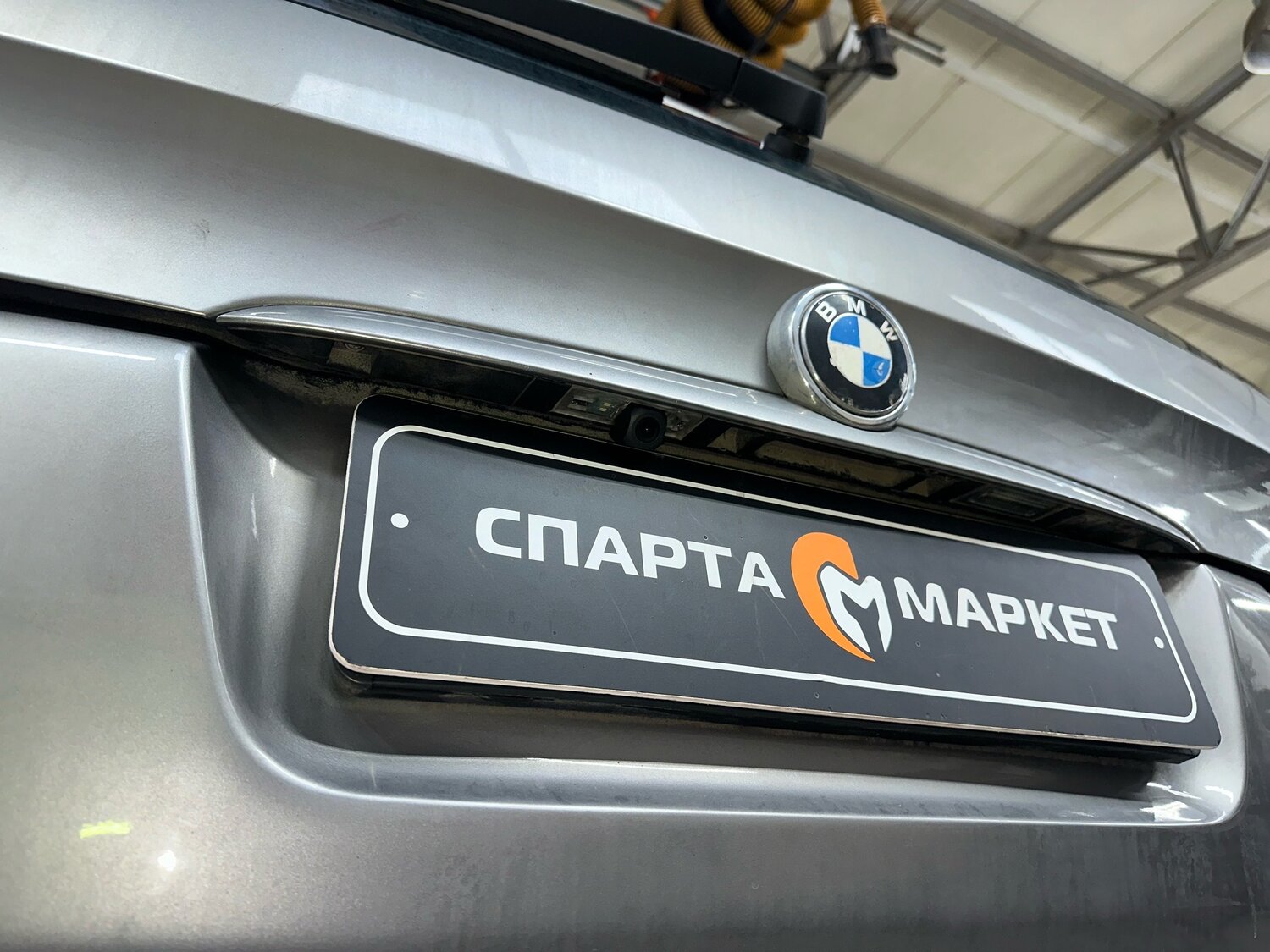 BMW X5 монтаж камеры заднего вида