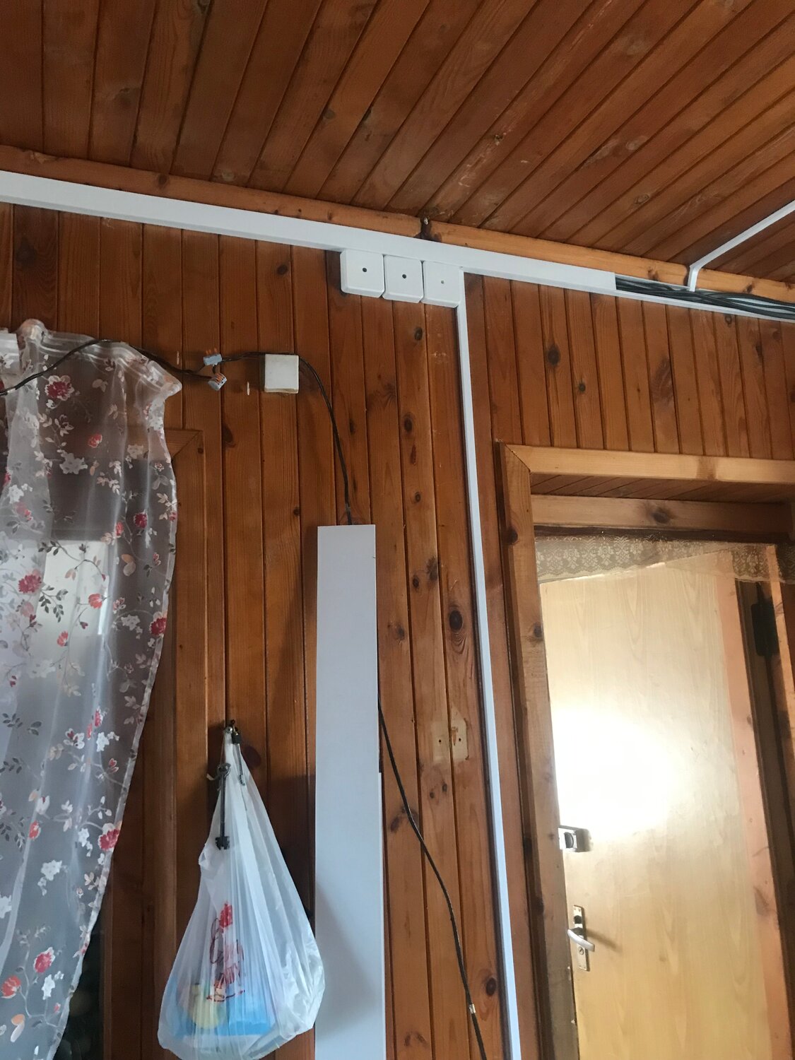 монтаж электропроводки в деревянном доме, электропроводка в деревянном доме, электрика в деревянном доме, электропроводка в каркасном доме, электропроводка в деревянном доме в кабель канале