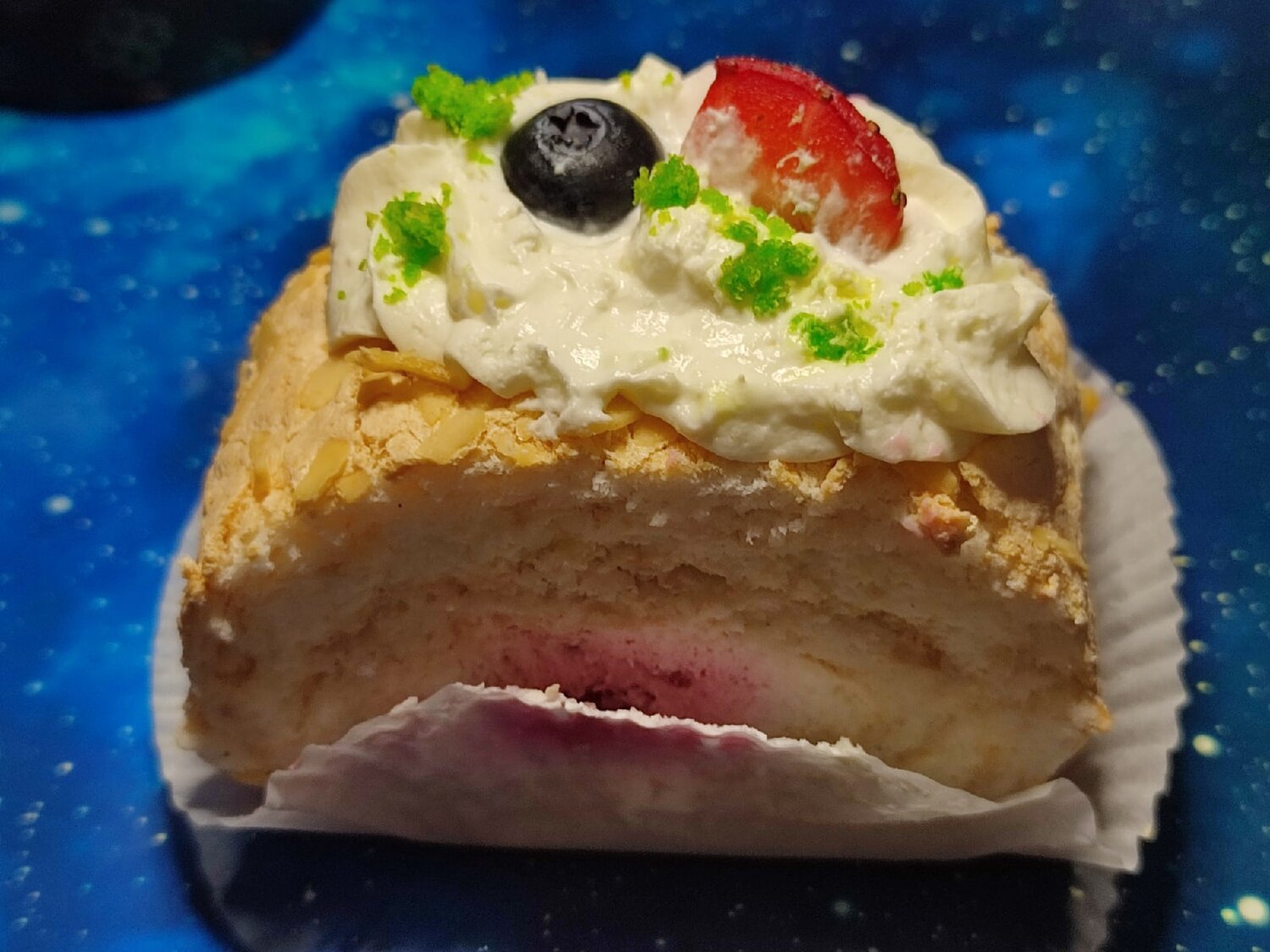 меренговый рулет, клубничный меренговый рулет, меренговый рулет павлова, меренговый рулет фисташка малина, меренговый рулет с малиной