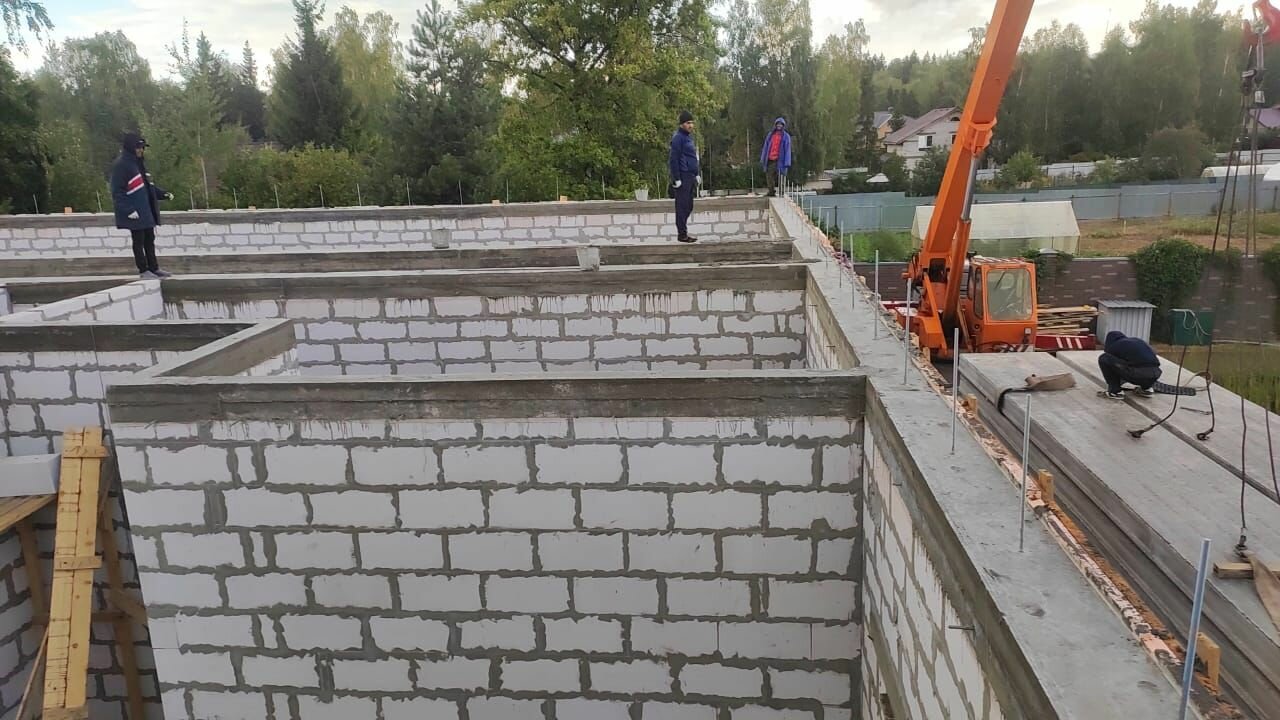 армопояс в доме из газобетона, армопояс для газобетона под плиты перекрытия из кирпича, армопояс для газобетона под балки перекрытия, газобетонные блоки теплит, газобетонные блоки