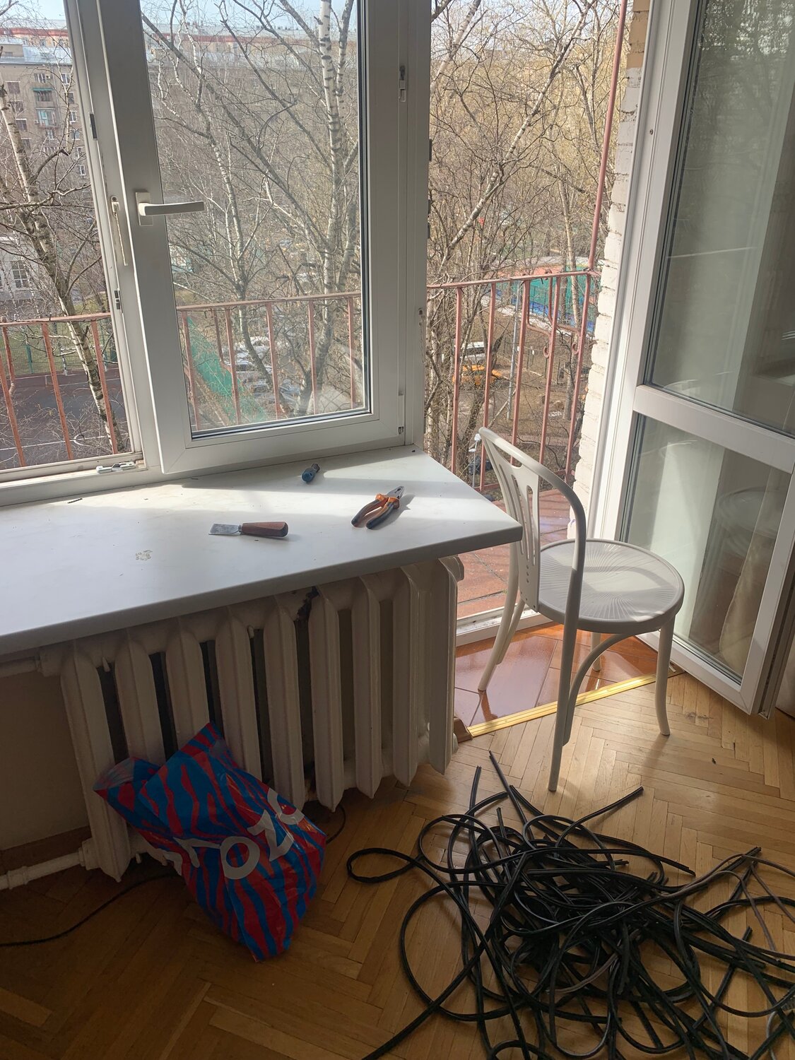 окно, на балкон, батареи, балконная, батареи отопления