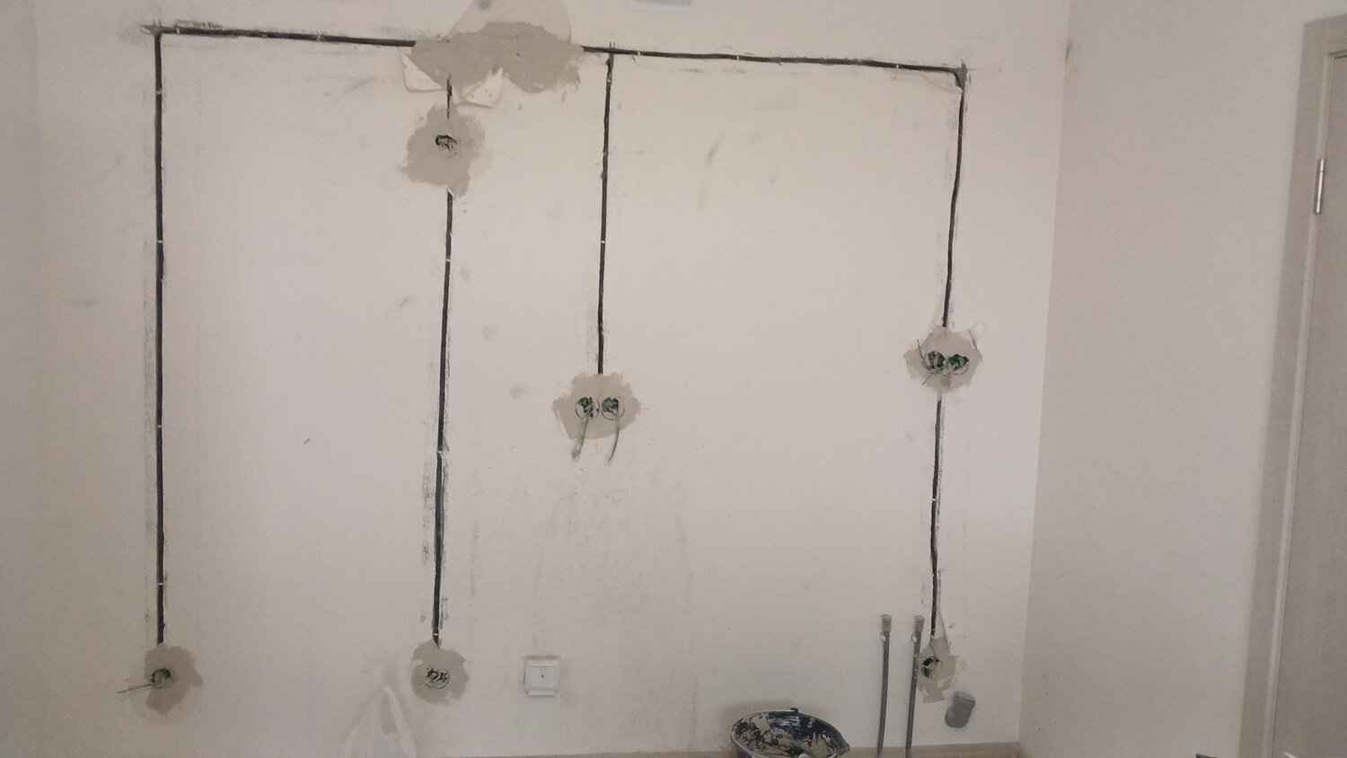 монтаж электропроводки в доме, монтаж электропроводки, электропроводка, прокладка электропроводки, электромонтаж штробление стен