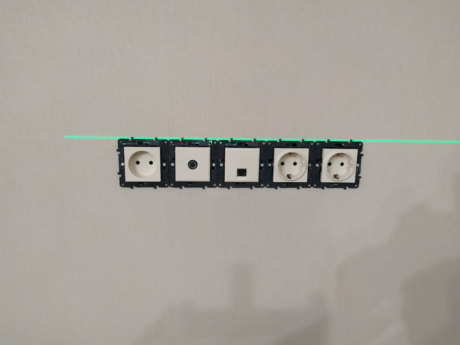 розетка hdmi под кабель канал, много розеток, рамка для розетки, розетка, установка розеток