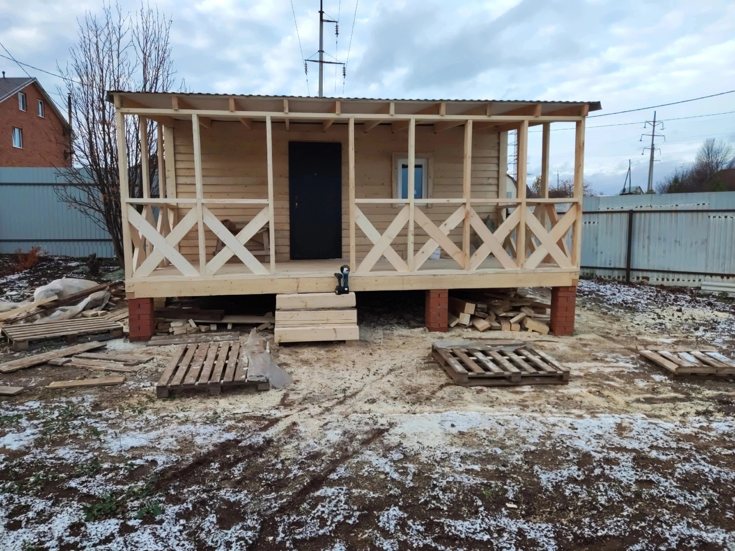веранда к бытовке, дачный домик с верандой 6х8 новый хит продаж 250 т.р, дачная бытовка с верандой, дачный домик с верандой, садовый домик с верандой