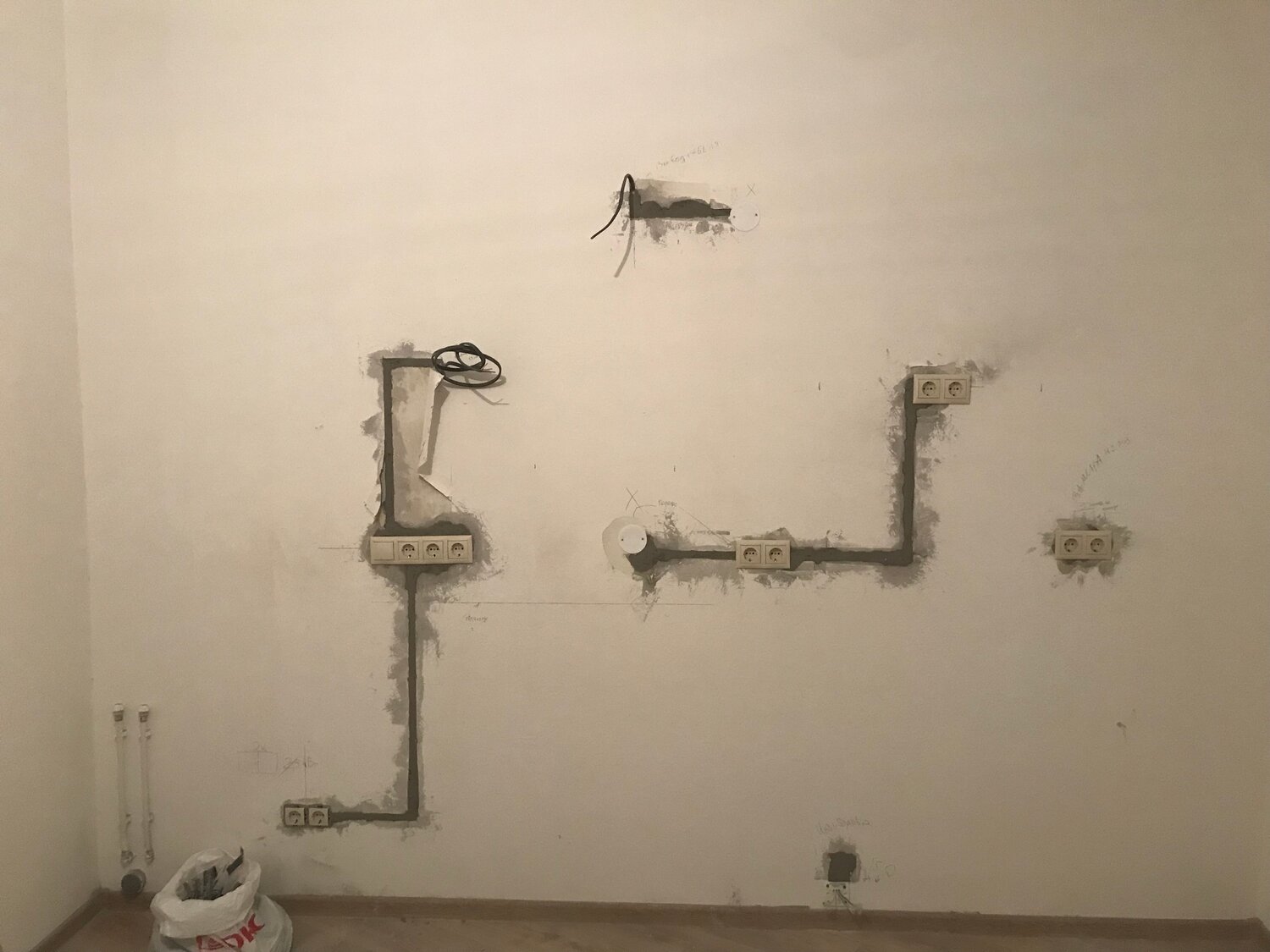 штробление стен под кабель для розеток, штроба, штробление стен, штробить стену, перенос розетки со штроблением