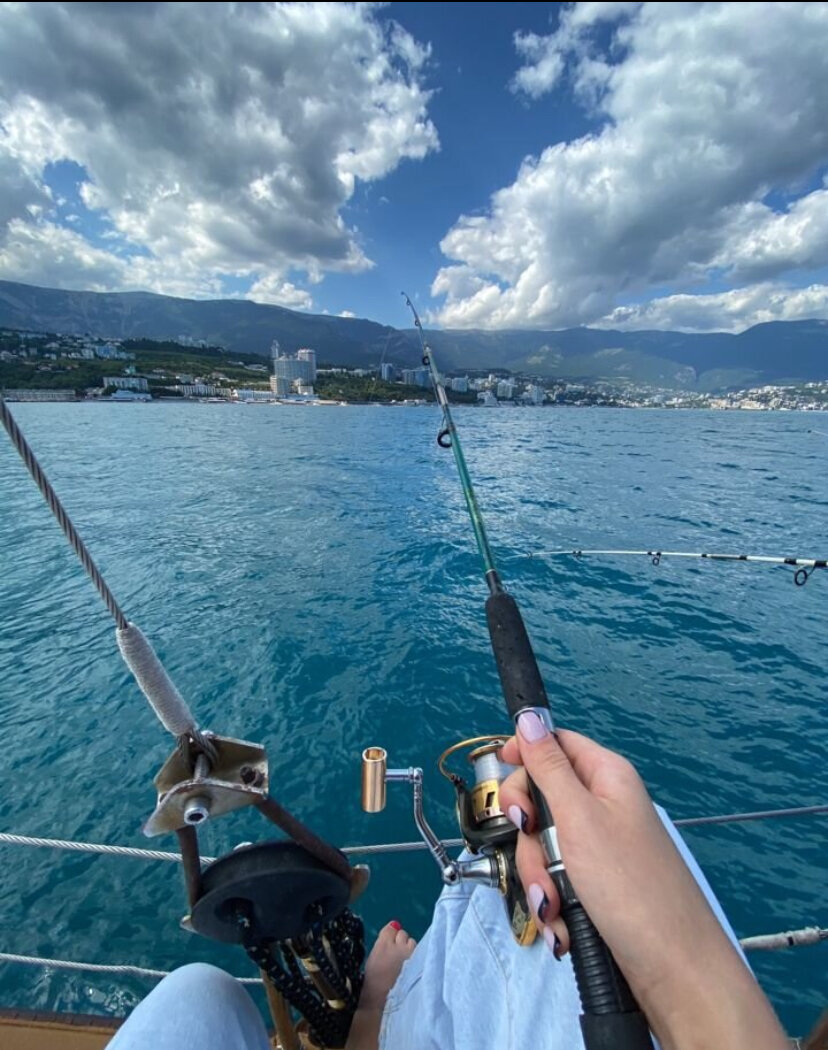 рыбалка на яхте, рыбалка спиннинг, морская рыбалка, ноги, морская рыбалка в крыму