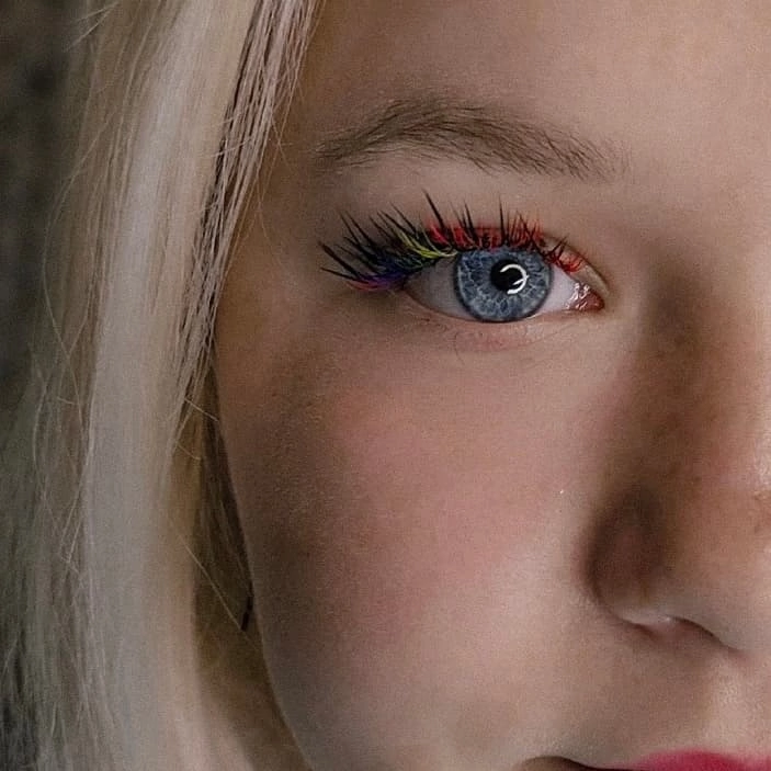 разноцветные ресницы, цветные нарощенные ресницы, линзы для глаз цветные, накрашен ресниц цветной, цветное наращивание ресниц