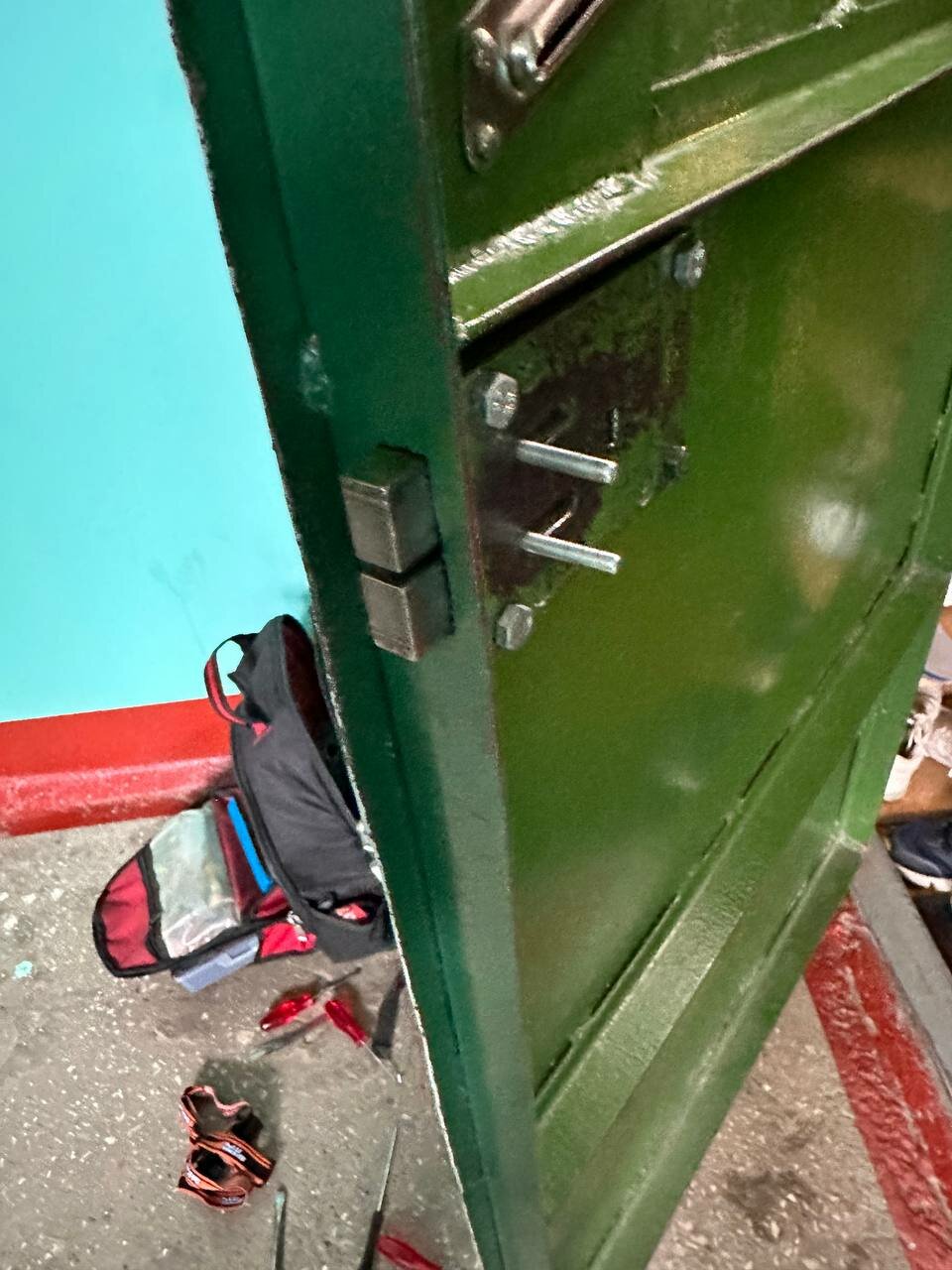 замок накладной для тамбурной двери, дверь, накладной замок на железную дверь, замок на железную дверь, замок в металлическую дверь