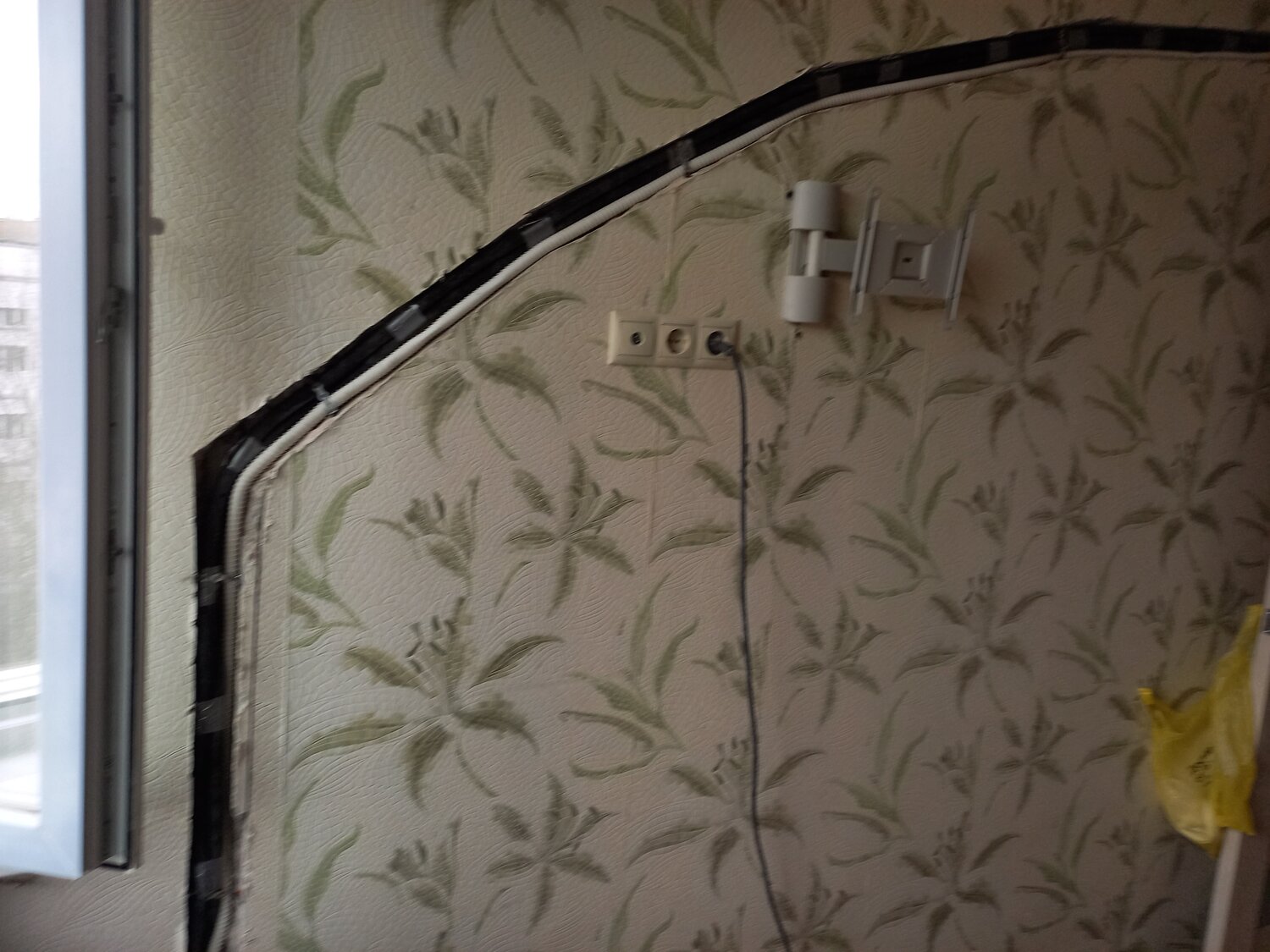 штроба для кондиционера блок 70, прокладка трассы для кондиционера, трасса под кондиционер, закладка трассы под кондиционер, трасса для кондиционера