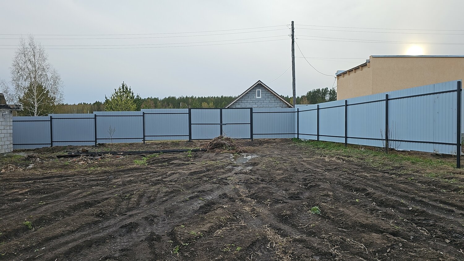 забор из профлиста, забор из профлиста на участке, забор, экономный забор с профлиста, профлист забор