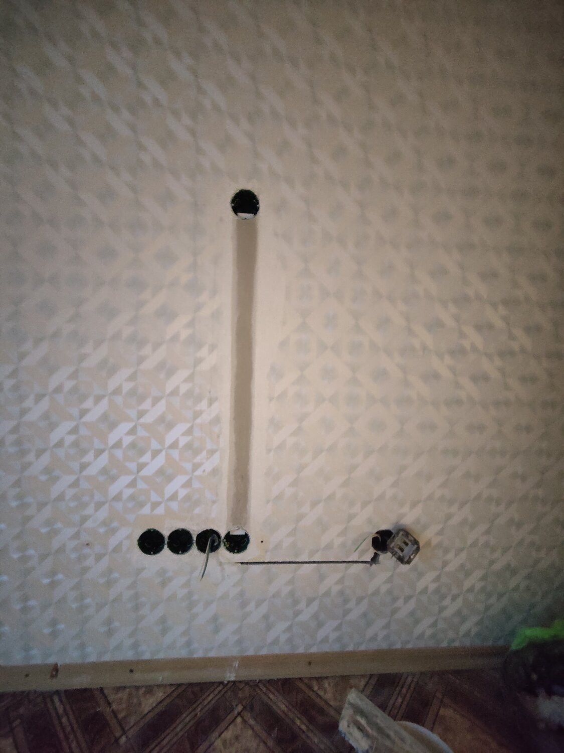 штробление стен под кабель для розеток, штробление стен под проводку, перенос розеток, штробить стены под проводку, установка розеток