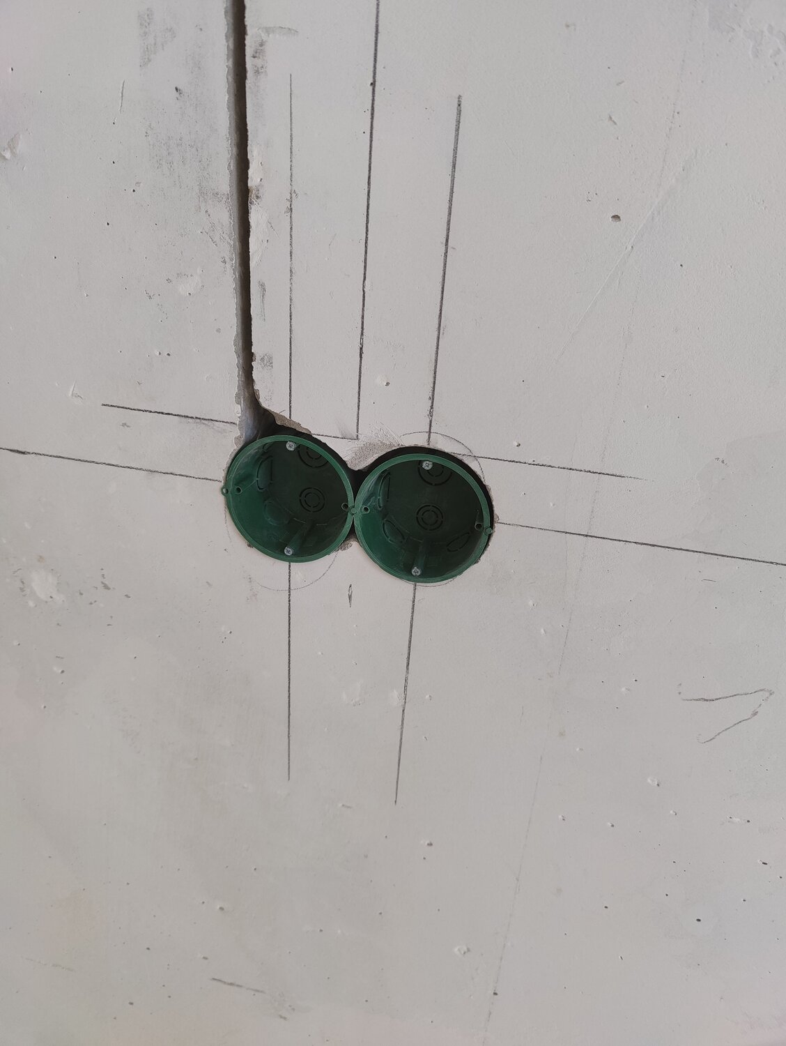 подрозетник, подрозетники, разметка под подрозетник 68 мм, установка подрозетников, разметка подрозетников