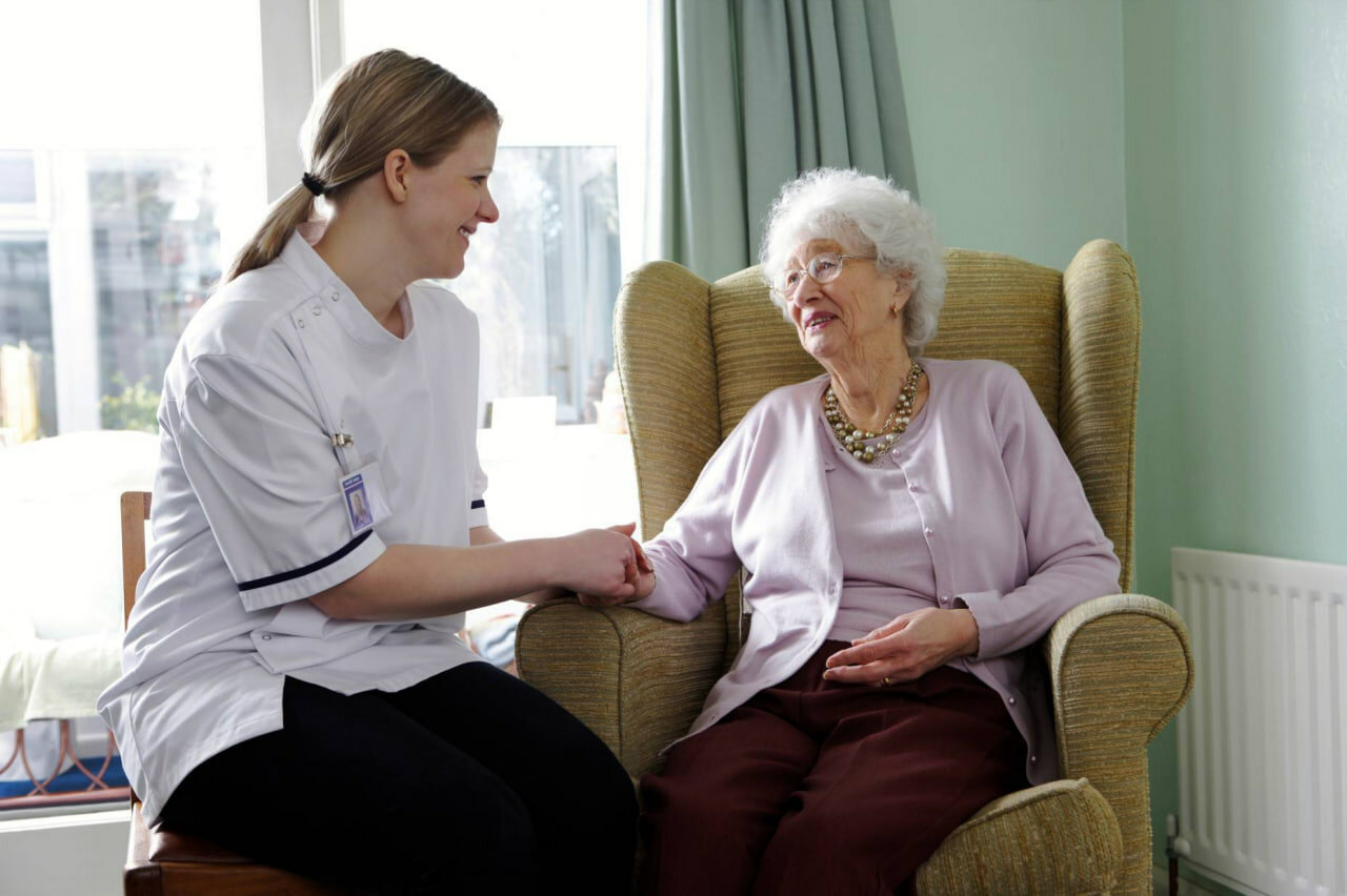 психолог для пожилых, elderly, женщина, пансионат для пожилых, помощь психолога пожилым