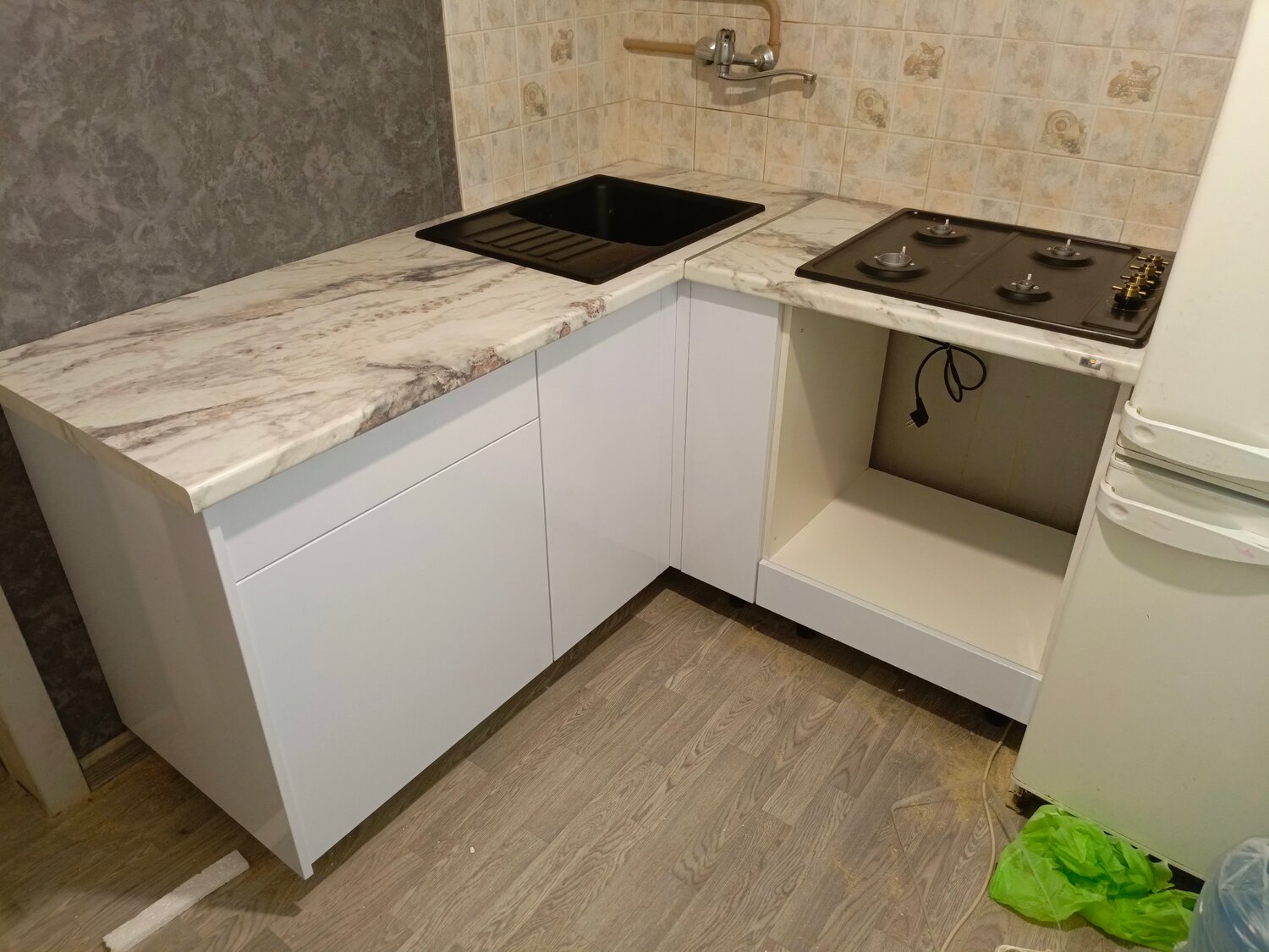 белая кухня со столешницей венге, столешница, кухня со столешницей этория скиф, столешница для кухни, кухонная столешница
