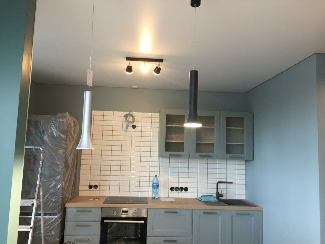 кухня с вытяжкой без верхних шкафов, вытяжка в интерьере кухни, освещение для кухни на потолок, вытяжки в интерьере, освещение на кухне с натяжным потолком