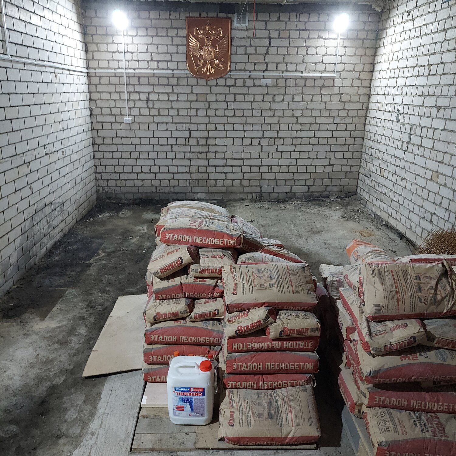 пескобетон м 300, стены в гараже, пол в гараж, черновые материалы, цемент