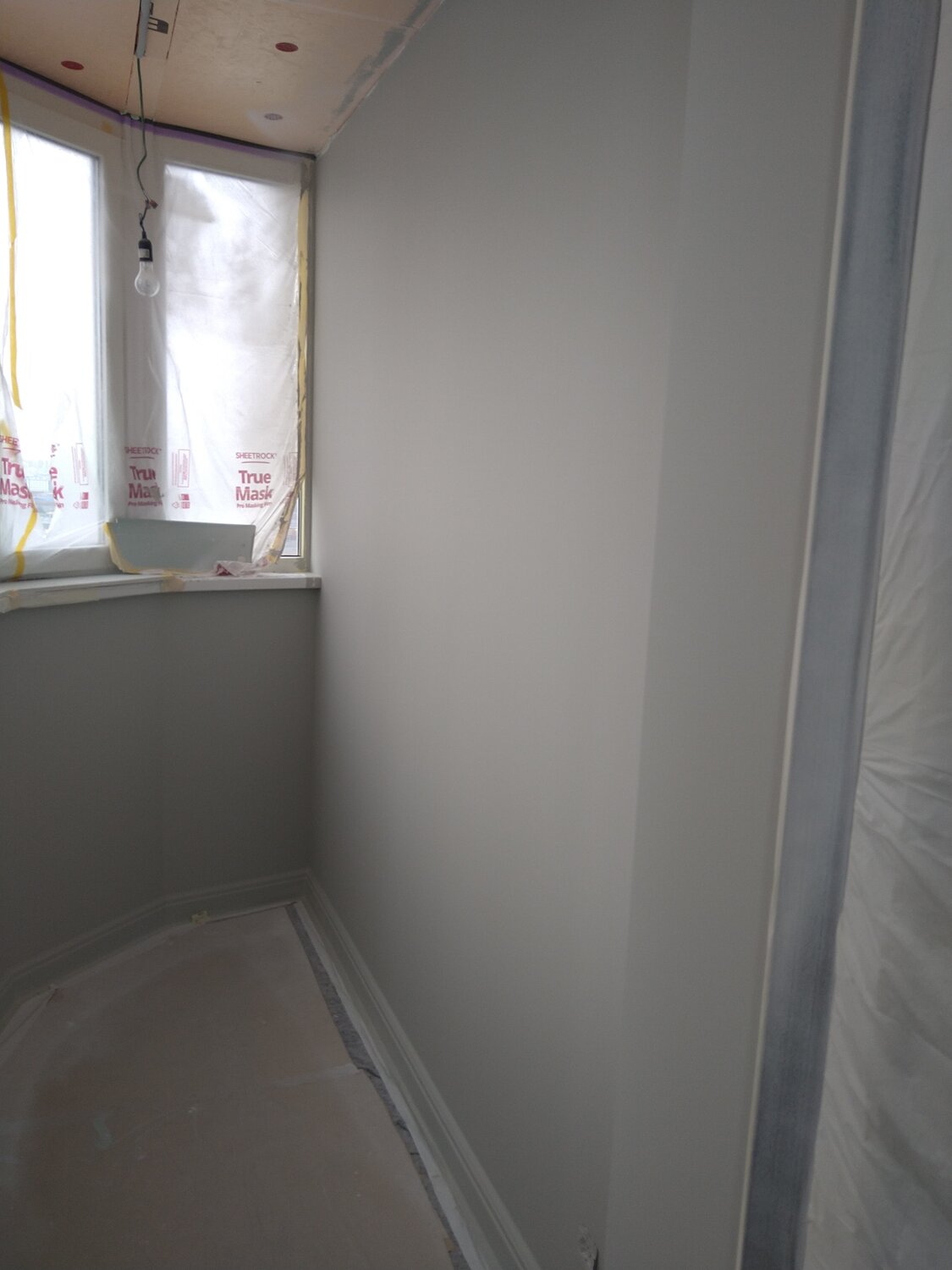 покраска балкона, покраска стен на балконе, цвет стен серый, 30yy 72/018 dulux, g499 tikkurila
