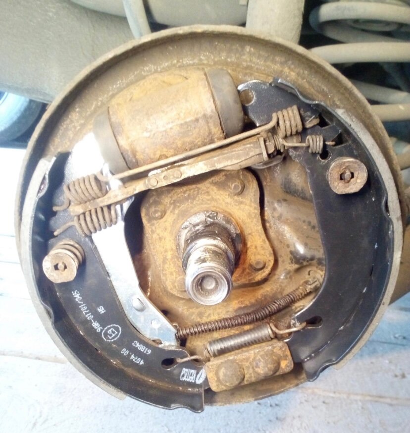 тормоза задние рено симбол 1.4, замена задних тормозных колодок рено логан, задние колодки калина 1, замена задних тормозных колодок, задние колодки рено 19 1.7