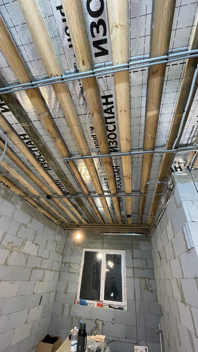 черновой потолок в частном доме, обрешётка под гипсокартон для потолка из профиля, перекрытие потолка, потолок в доме, черновой потолок по деревянным балкам лучшее решение