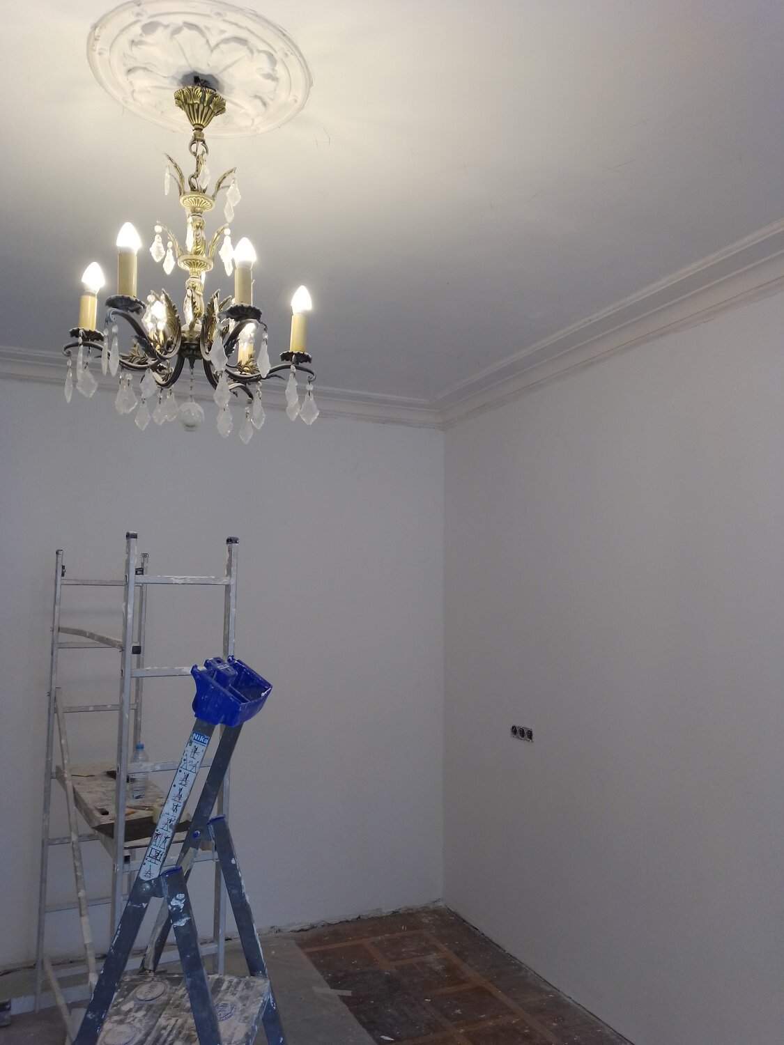 потолочная лепнина, интерьер, люстра светильник, ремонт, отделка