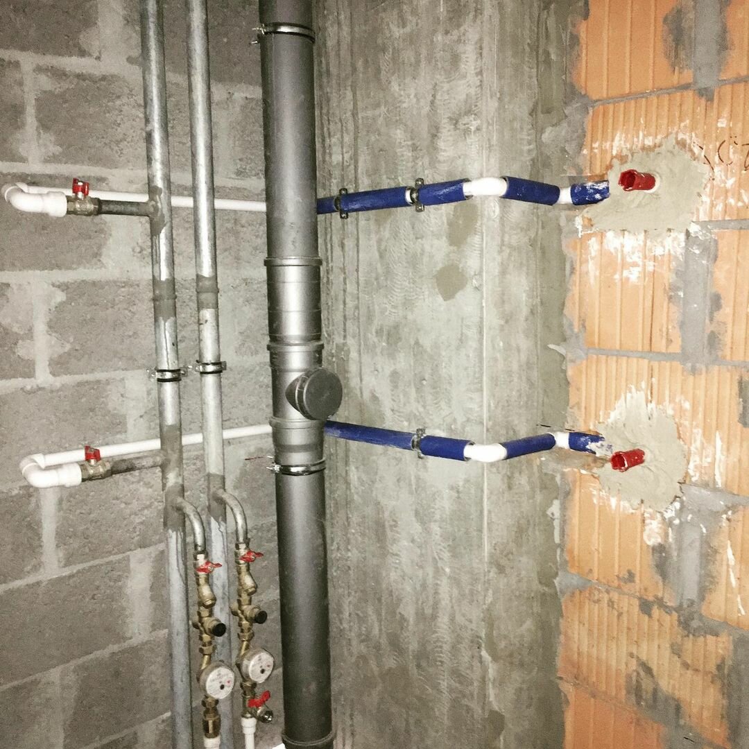 сантехника водопровод, разводка труб канализации, трубы для подключения полотенцесушителя в п44т, водоснабжение, трубы в квартире