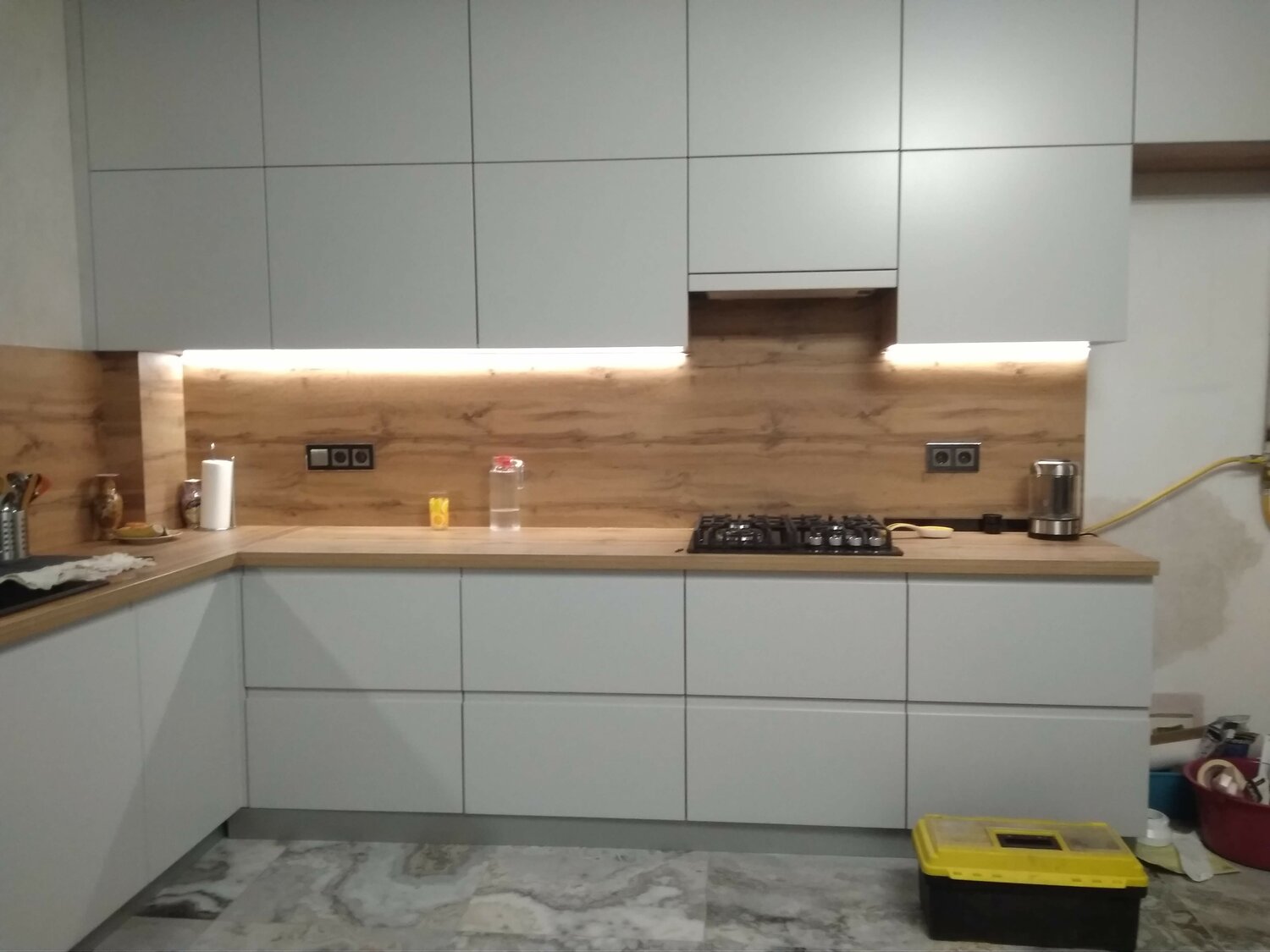 дизайн кухни, кухня, кухонный гарнитур, белая кухня с фартуком под дерево, кухня модерн