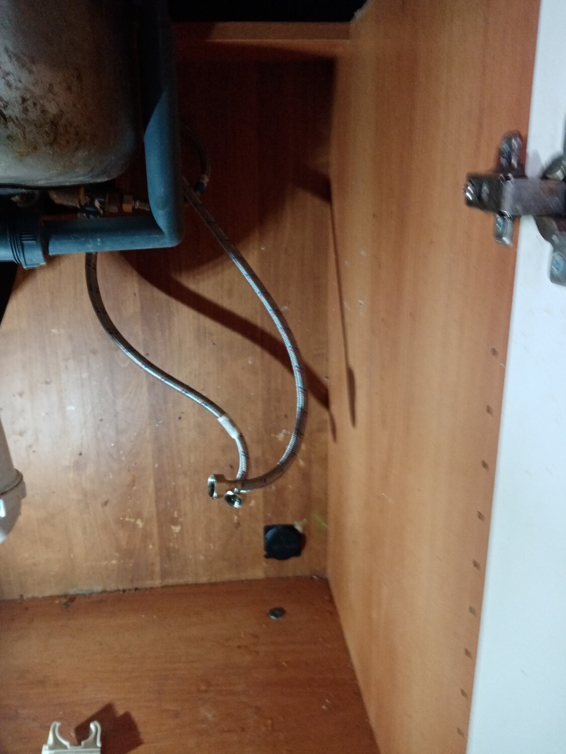 отопление из газовой колонки своими, газовый котел из автомобильного радиатора, подводка труб на кухне под мойку, соединение для газового шланга, отопитель водонагреватель в автодом