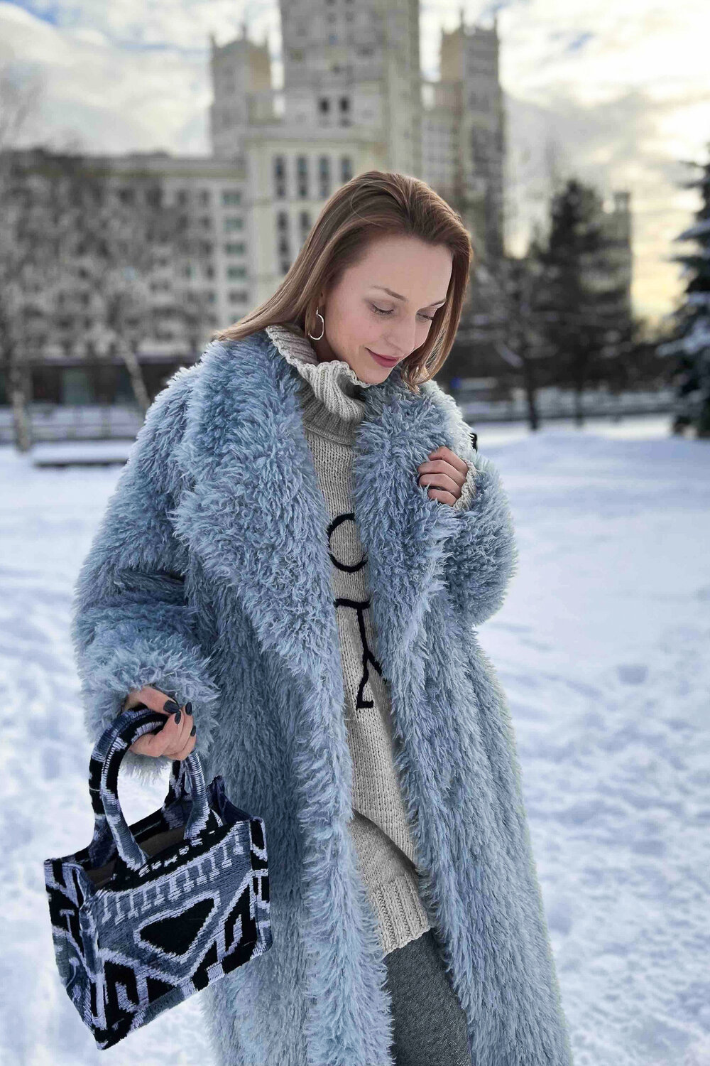 мода, зимняя мода, модная одежда, кардиган из меховой пряжи, снежная королева вязаная шубка