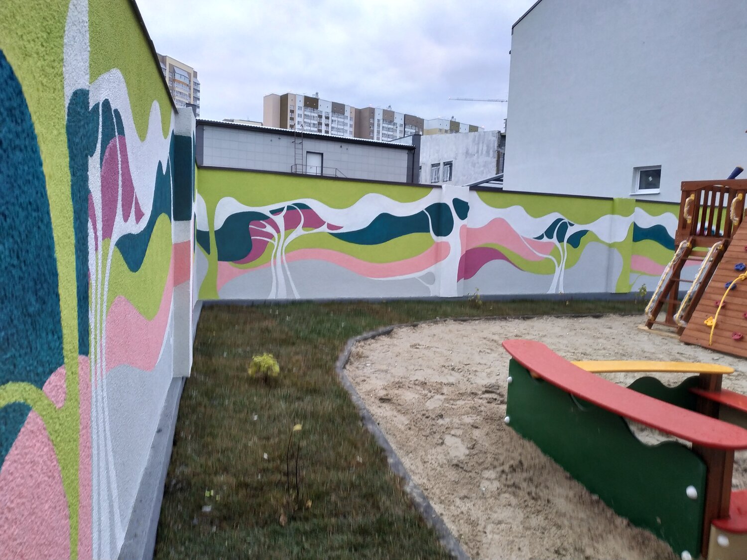 расписная стена тюмень, граффити, красивые граффити, худ школа 4 казань разрисовывает забор у арт- сити, стрит арт