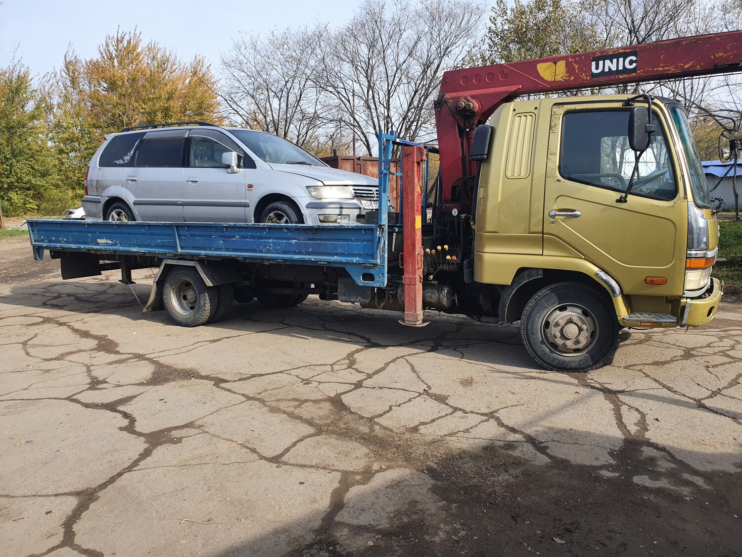 митсубиси кантер манипулятор, манипулятор, манипулятор хино синий, кму манипулятор, грузовик с манипулятором